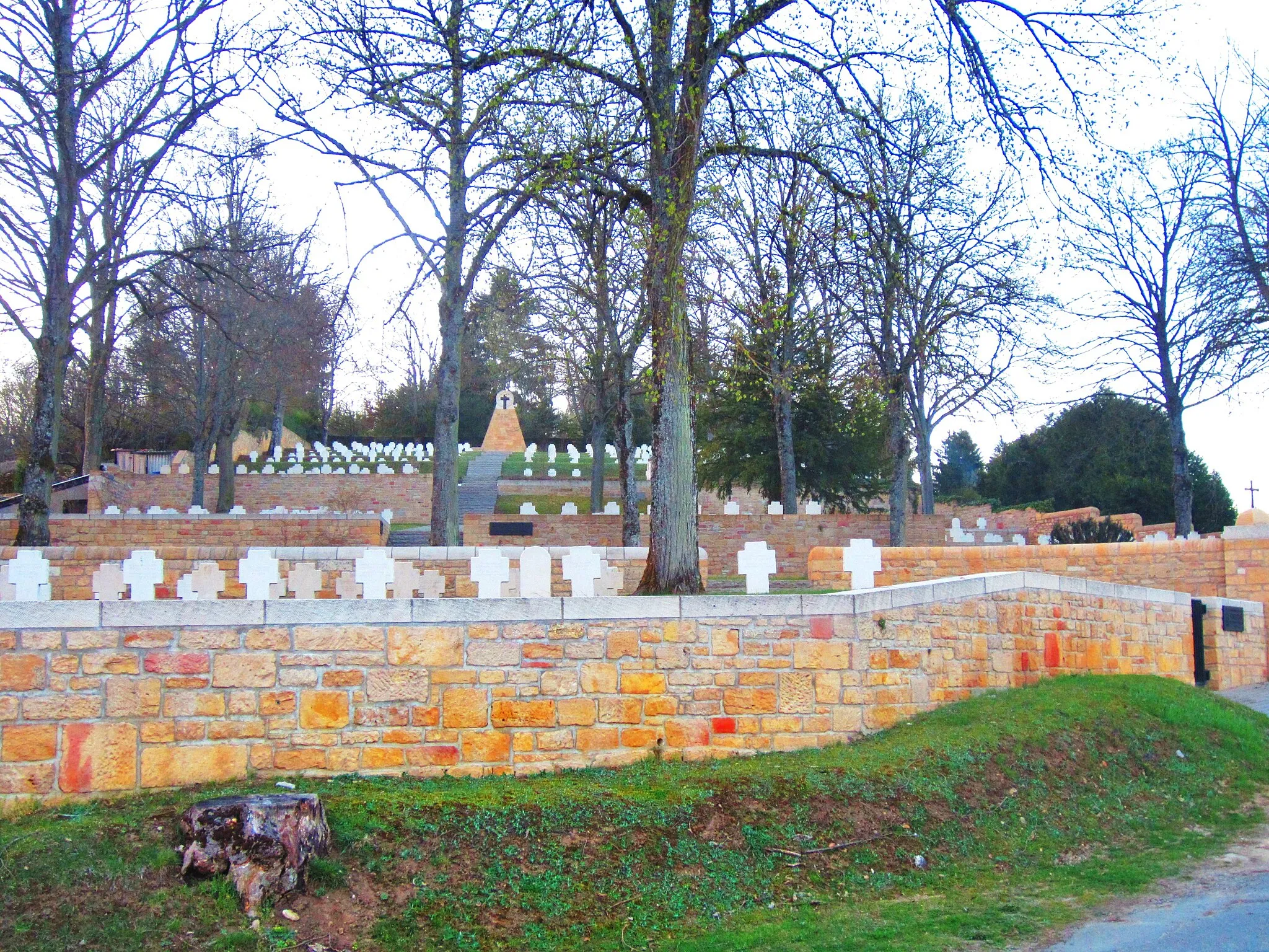 Photo showing: Longuyon war cemetery Deutsch