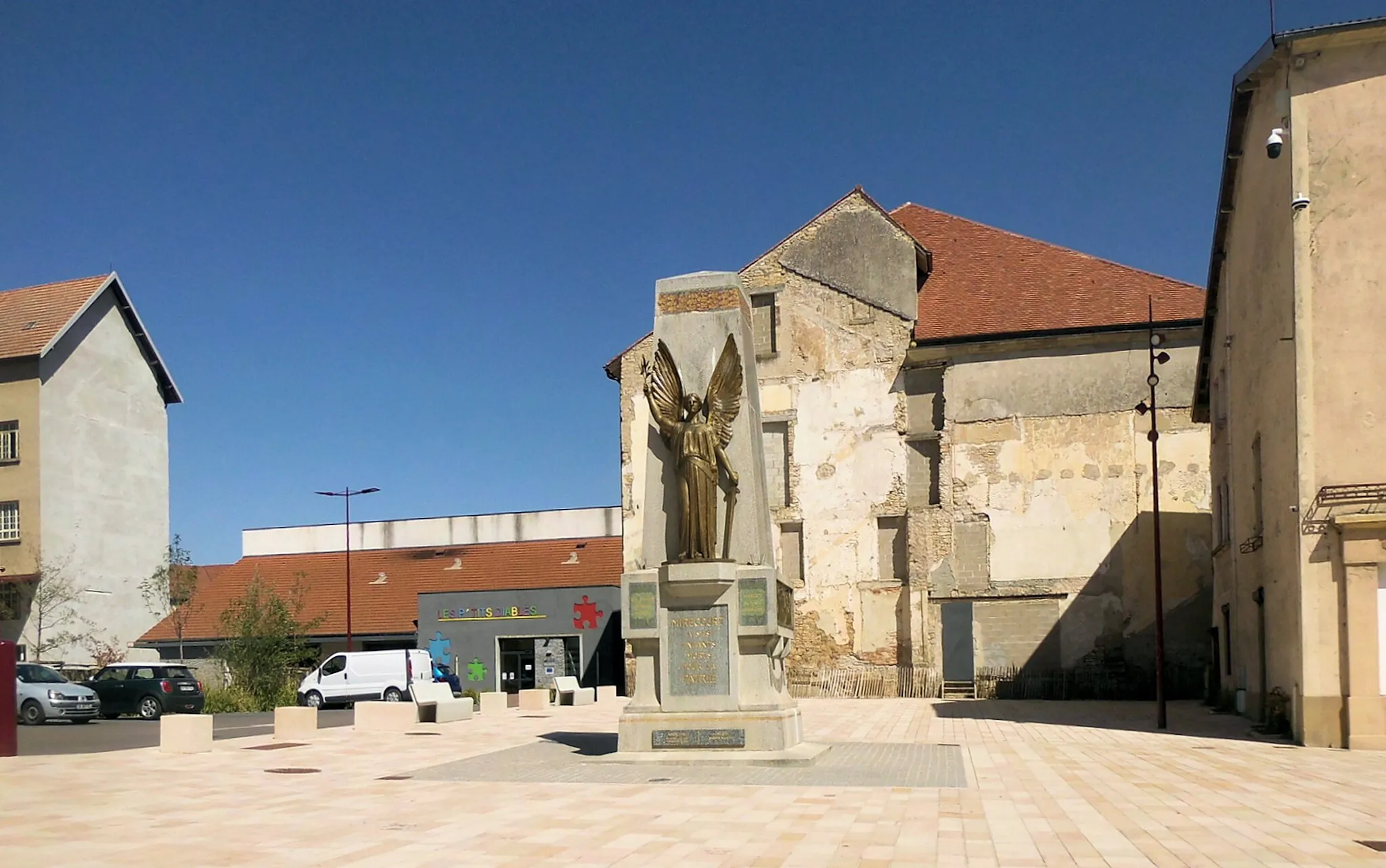 Photo showing: Le monument aux morts de Mirecourt