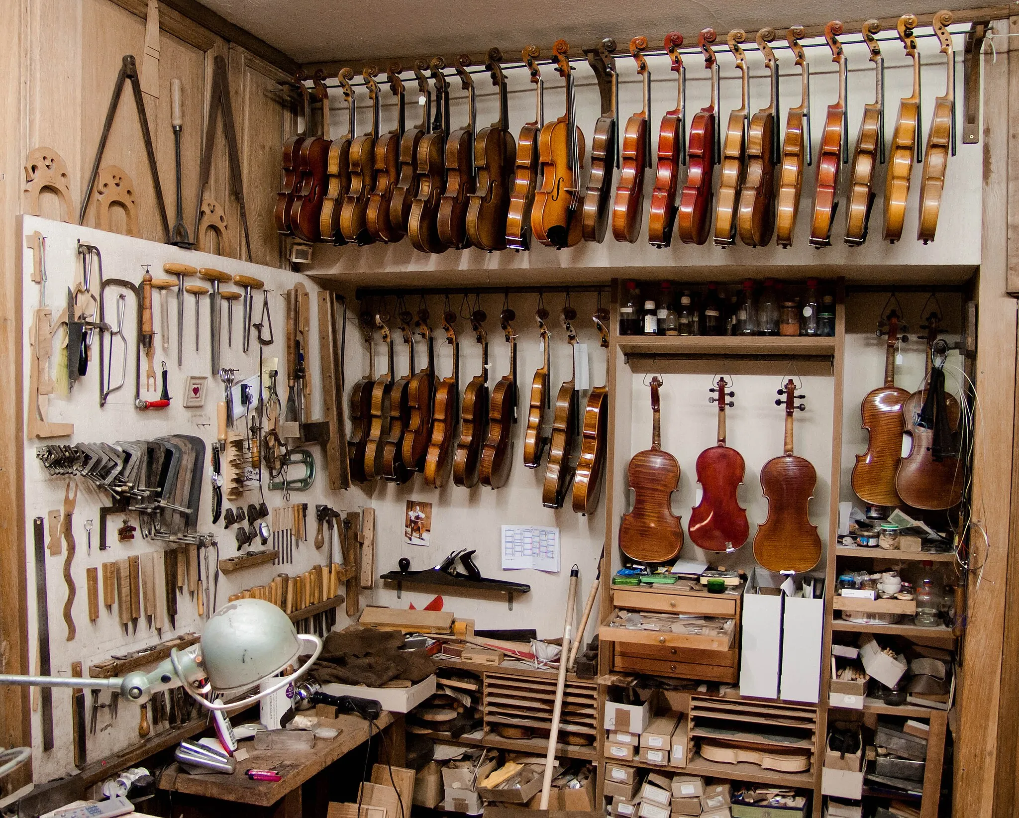 Photo showing: Atelier d'un luthier (1), Mirecourt, 2013