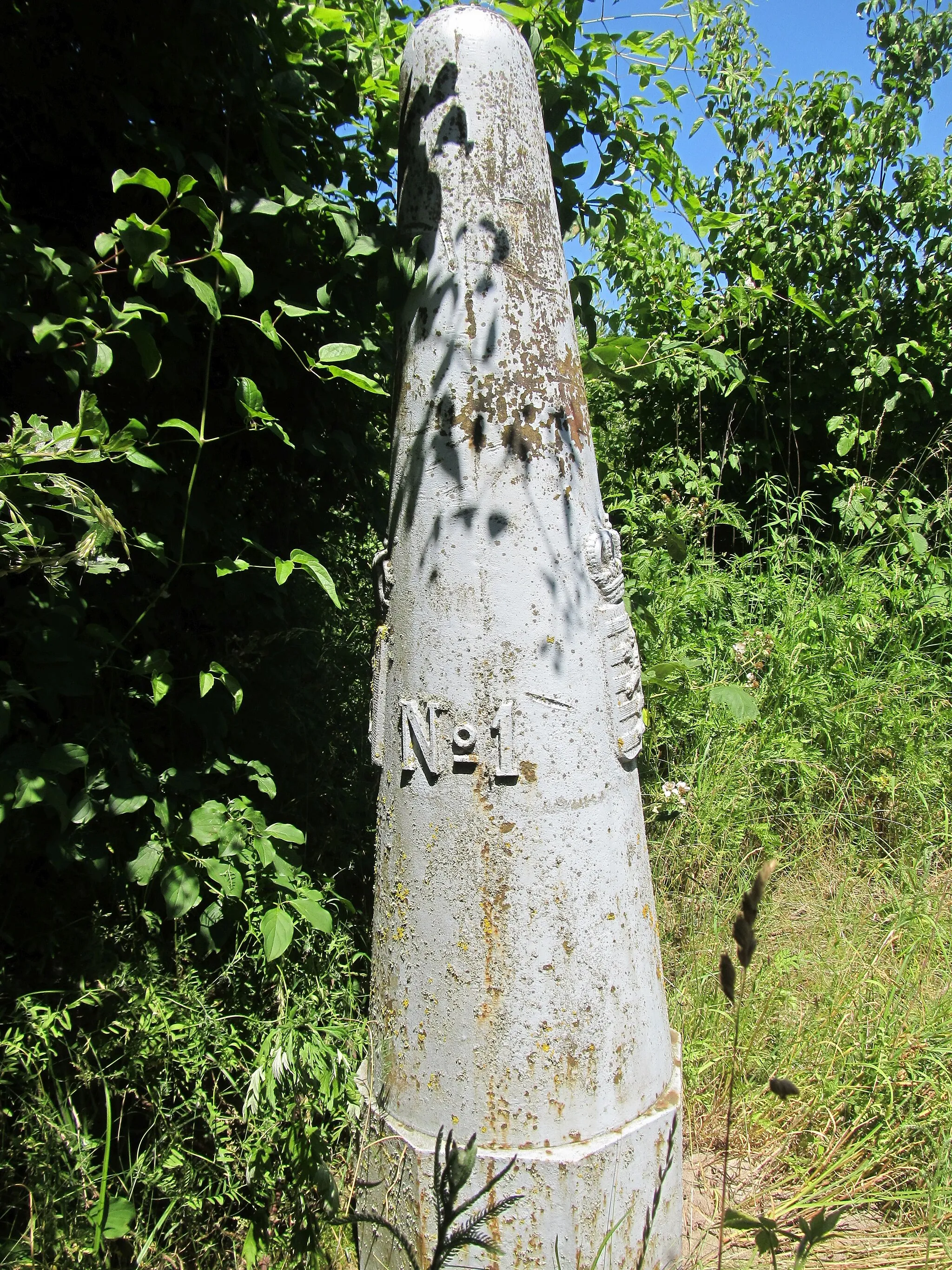 Photo showing: Boundary marker no. 1 in Rodange, Luxemburg, at the Belgium–Luxemburg–France tripoint.