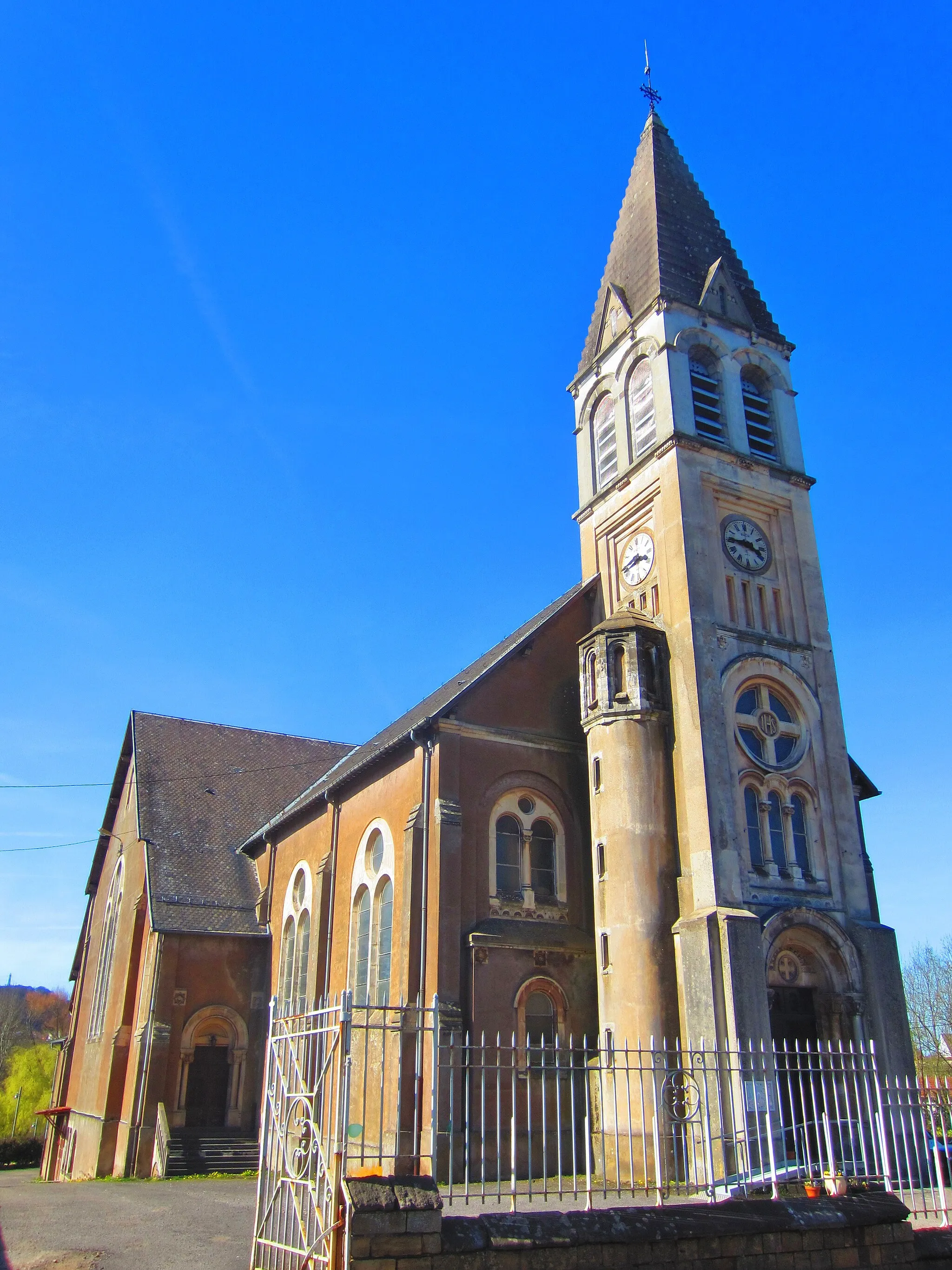 Photo showing: Mont St Martin church