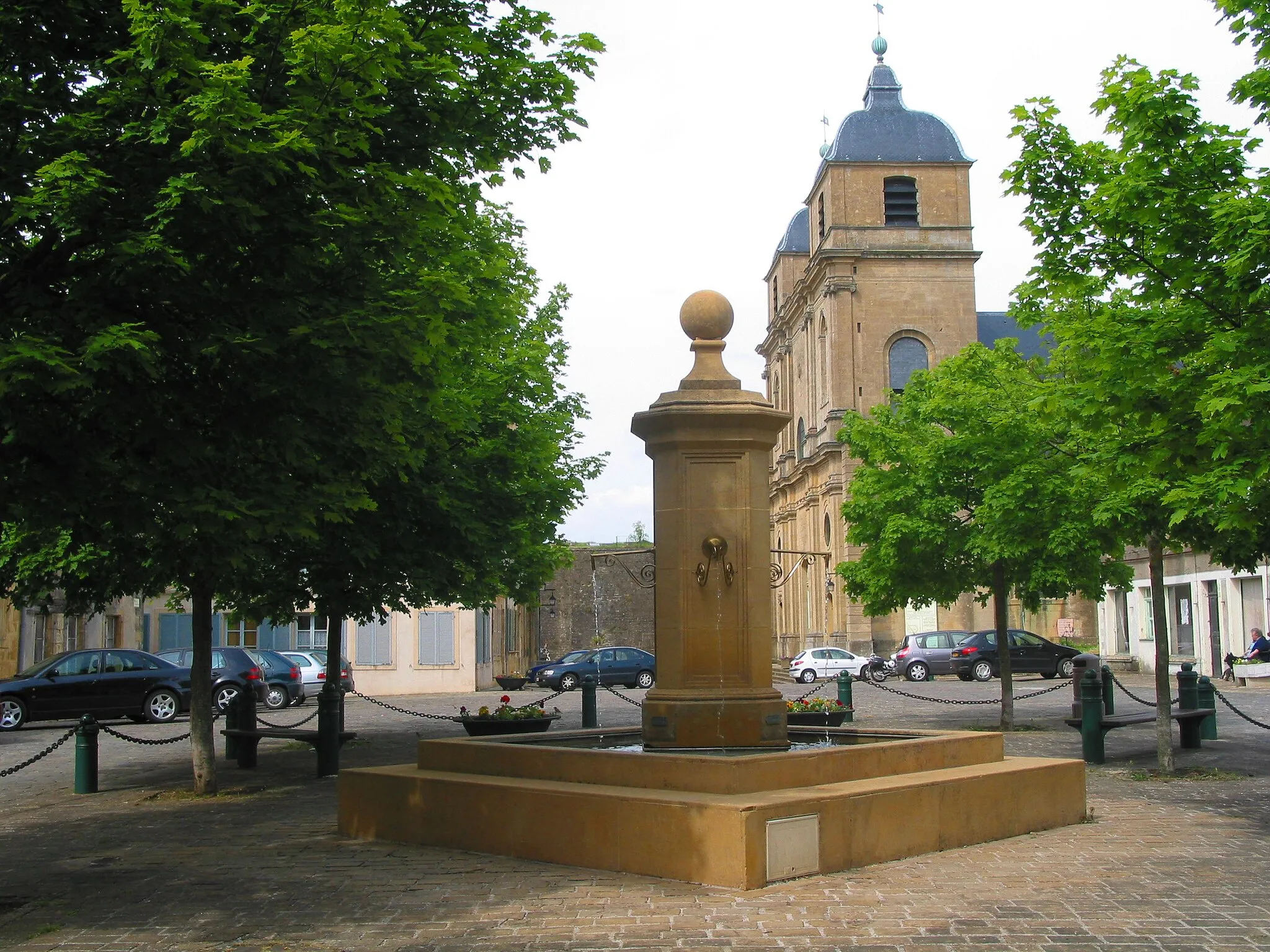 Photo showing: Montmédy haut (France), Place de l’Hôtel de Ville - The fontain and the Saint Martin’s church (1790).