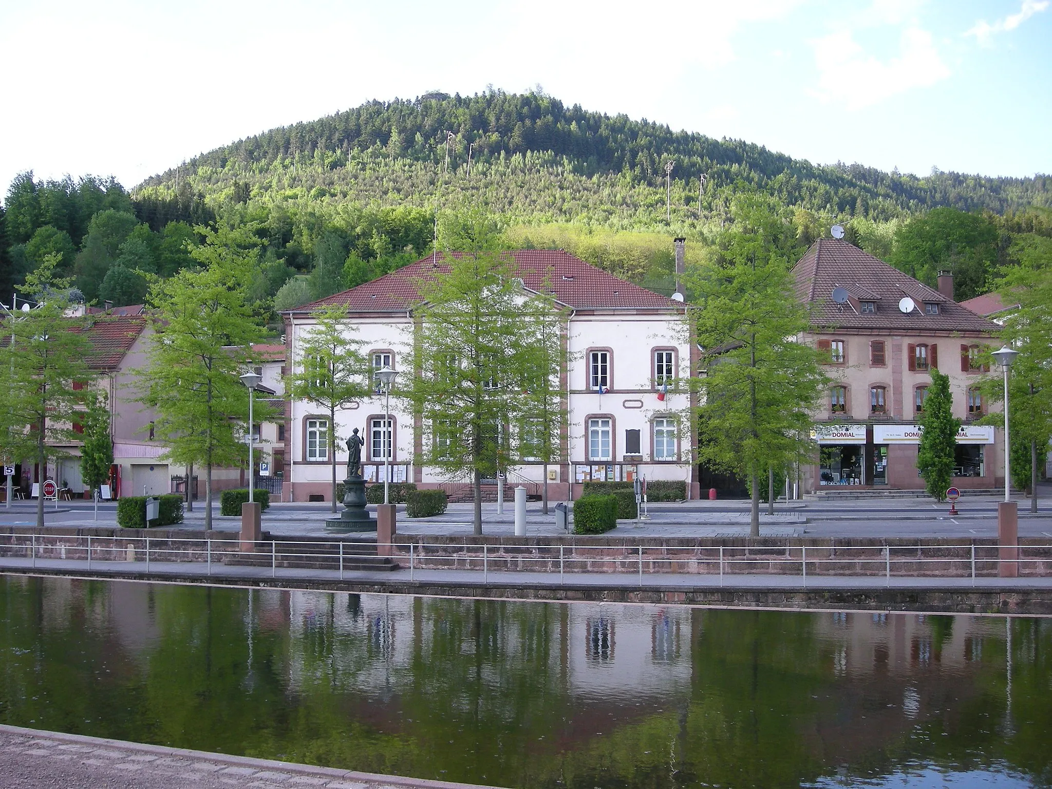 Photo showing: L'Hôtel de Ville de Moyenmoutier (Vosges), vu depuis les Jardins Dom Humbert Belhomme