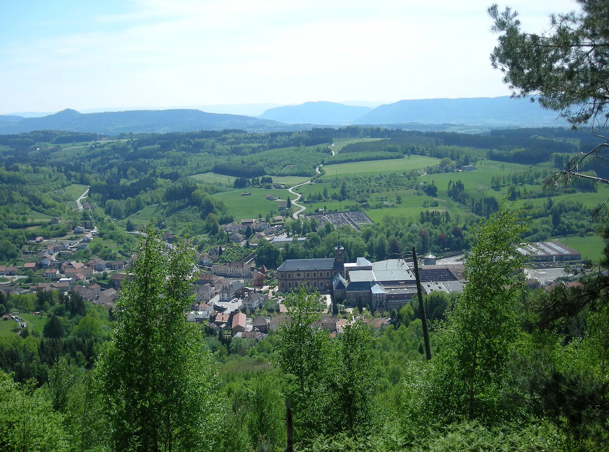 Photo showing: L'abbaye et le centre de Moyenmoutier (Vosges), vus depuis le Sentier des Crêtes
