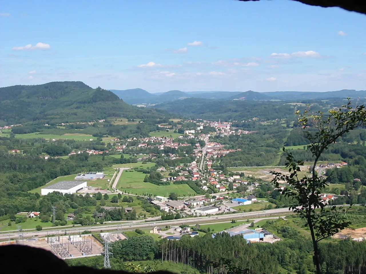 Photo showing: Vue de la commune de Moyenmoutier (Vosges) depuis la Pierre d'Appel.
