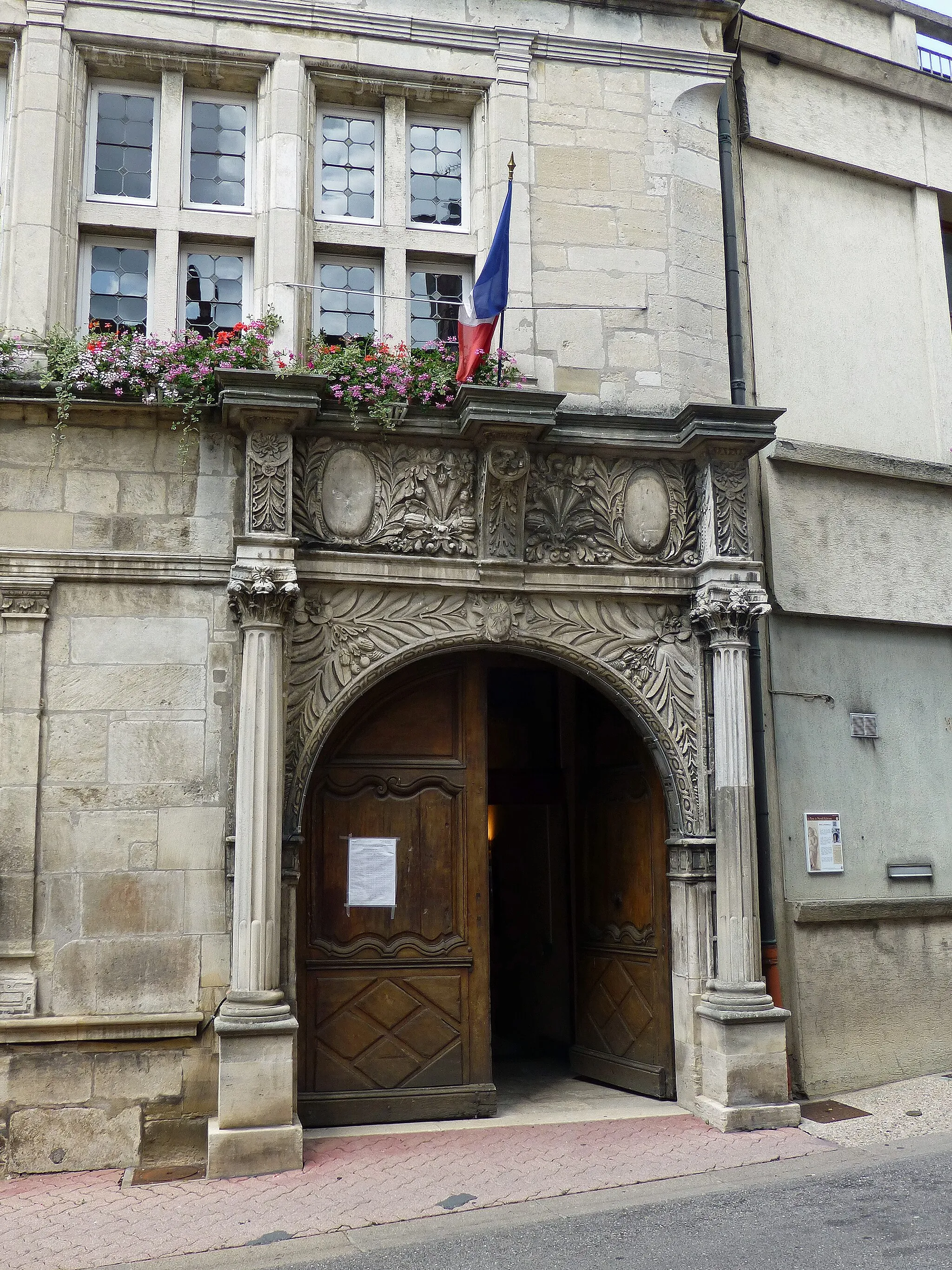 Photo showing: Hôtel de Houdreville (Neufchâteau, Vosges), achevé en 1583. MH. Abrite aujourd'hui l'hôtel de ville.