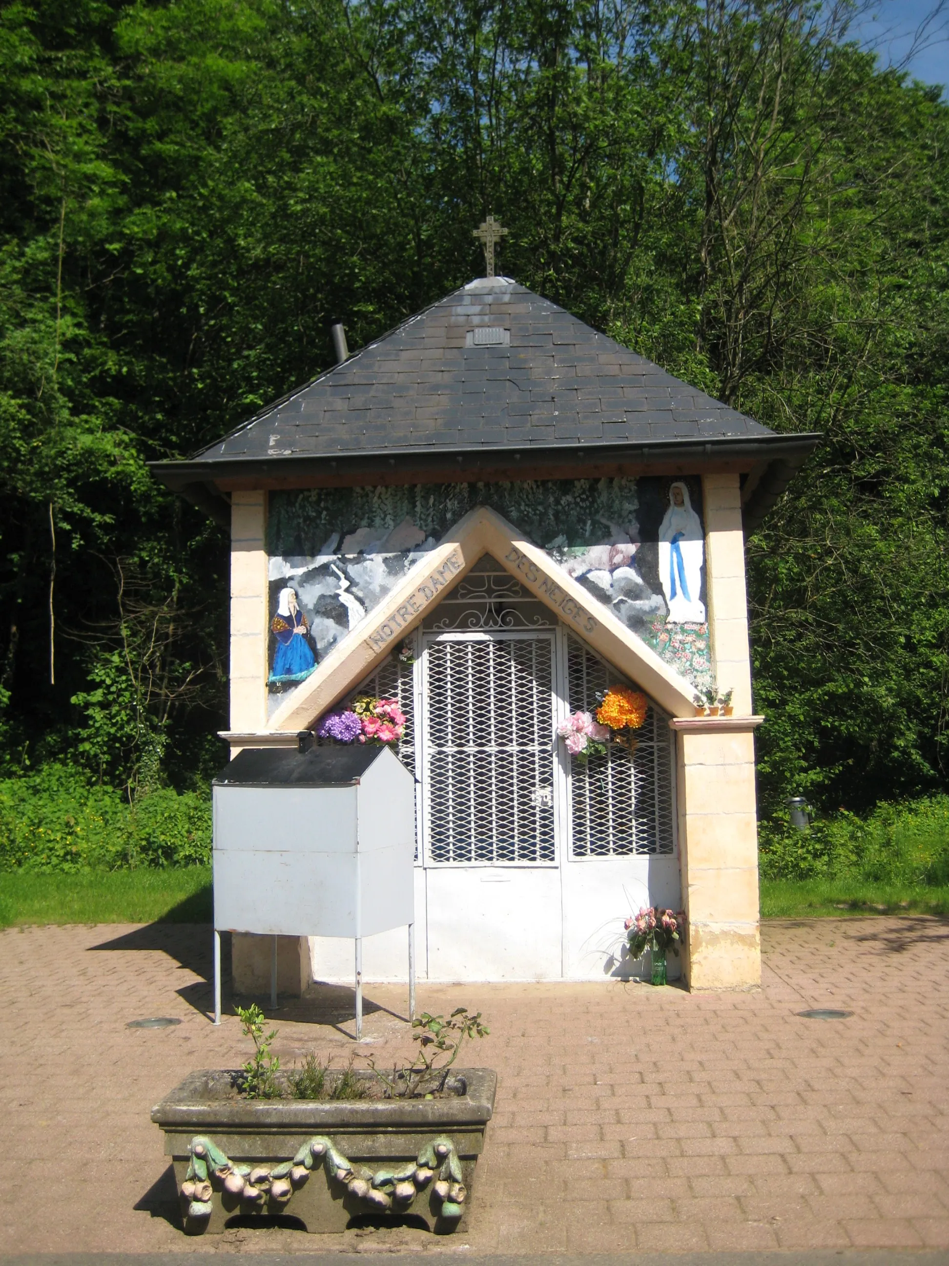 Photo showing: DescriptionChapelle Sainte Neige Neufchef.jpg

oratoire Notre Dame des Neiges de Neufchef
Date

22 May 2009
Source

mon appareil photo
Author

Aimelaime