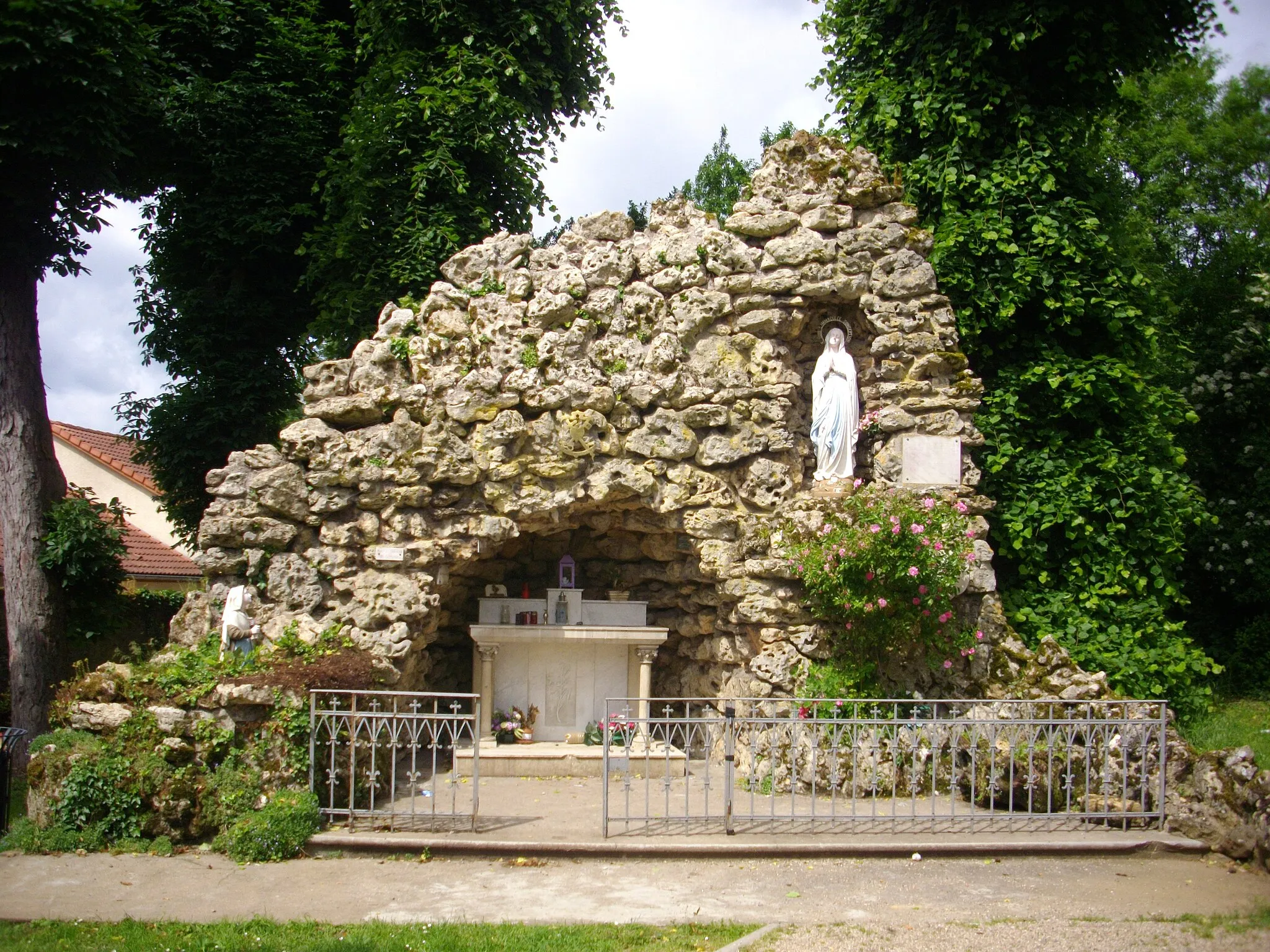 Photo showing: Lourdes grottoe, near the church of Novéant-sur-Moselle (Moselle, France)