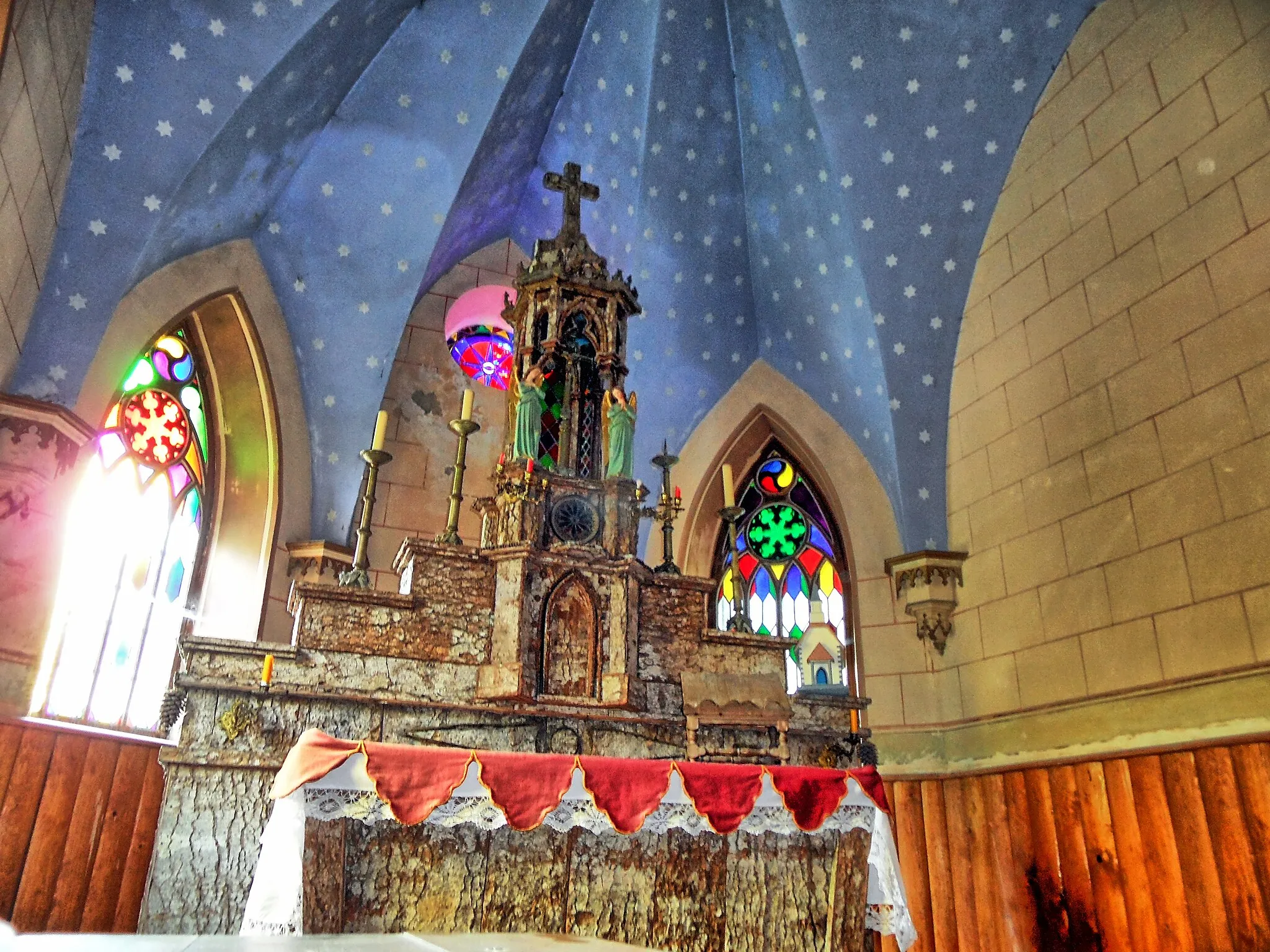 Photo showing: L'autel de la chapelle Saint Jean-Baptiste à Plainfaing