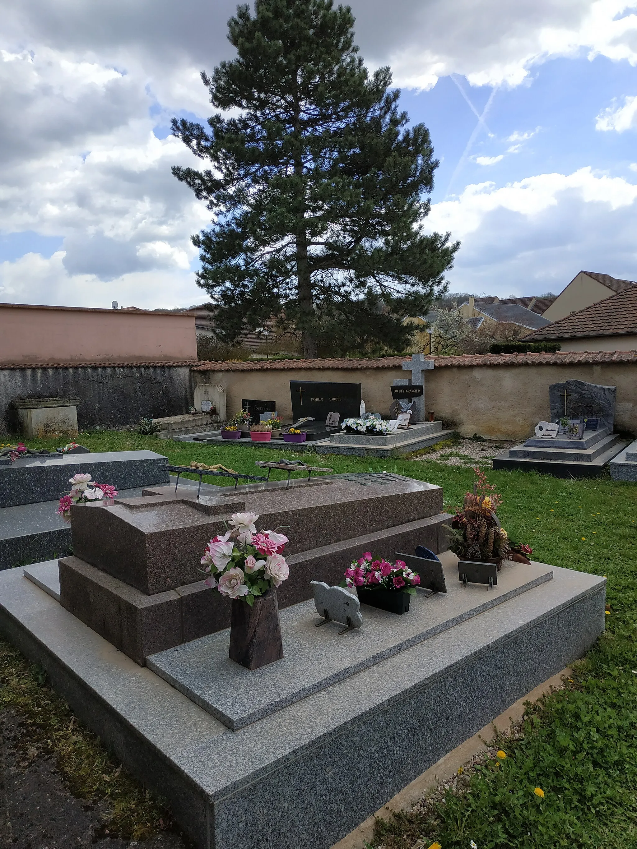 Photo showing: cimetière de Pulnoy, rue du Golf