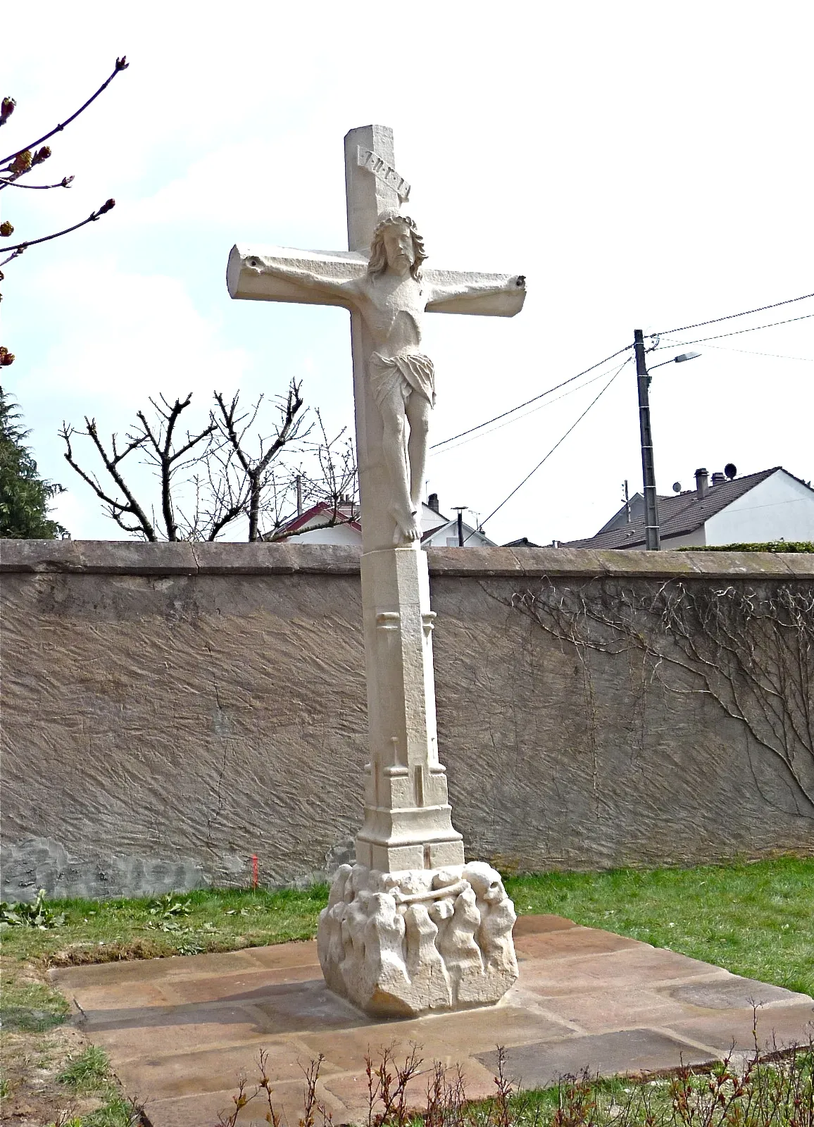 Photo showing: croix monumentale gothique flamboyant de l'ancien cimetière Notre-Dame, renovée et déplacée au cimetière de la Haute-chapelle à Raon-l'Étape 88110