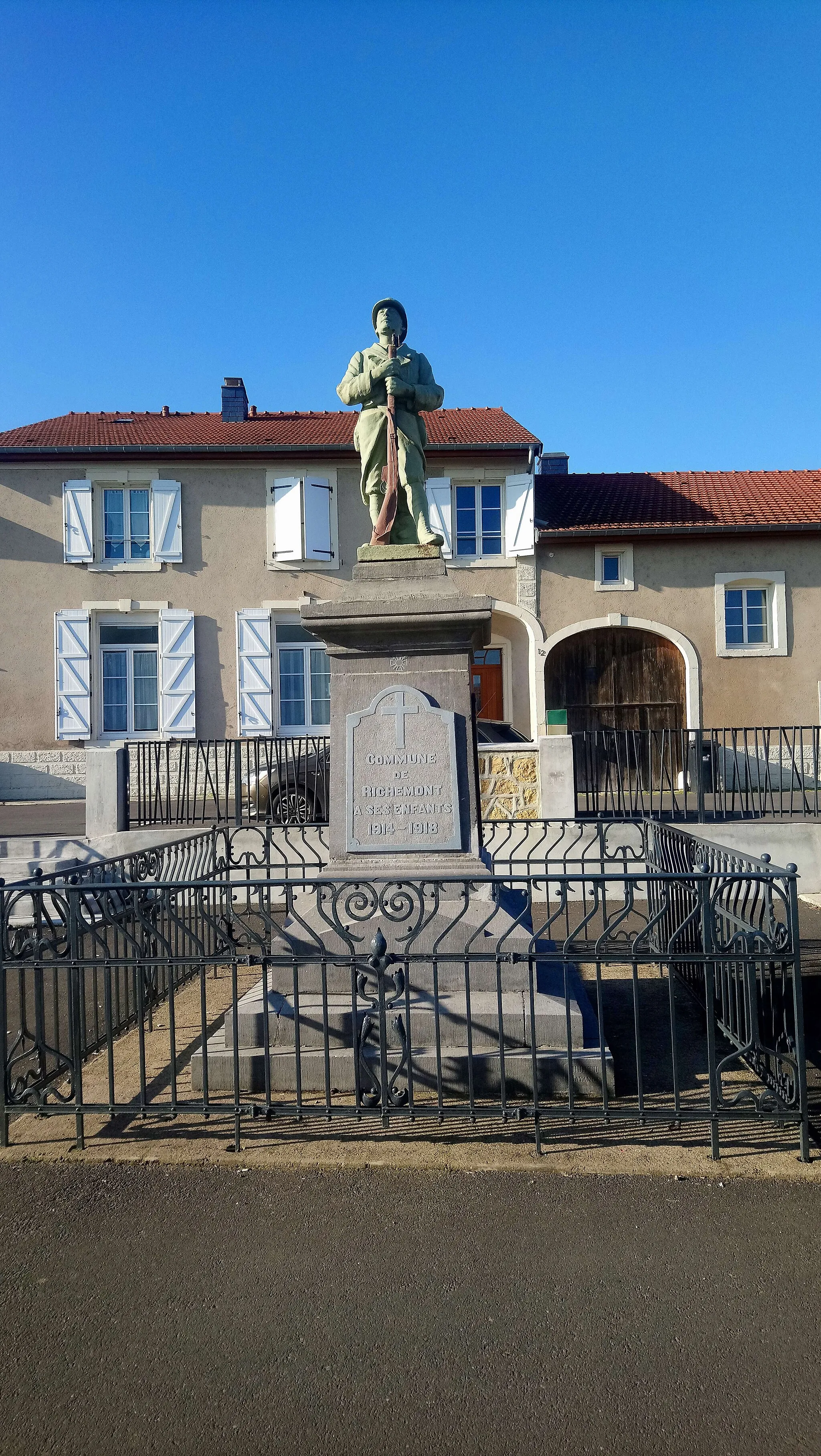 Photo showing: Monuments aux morts