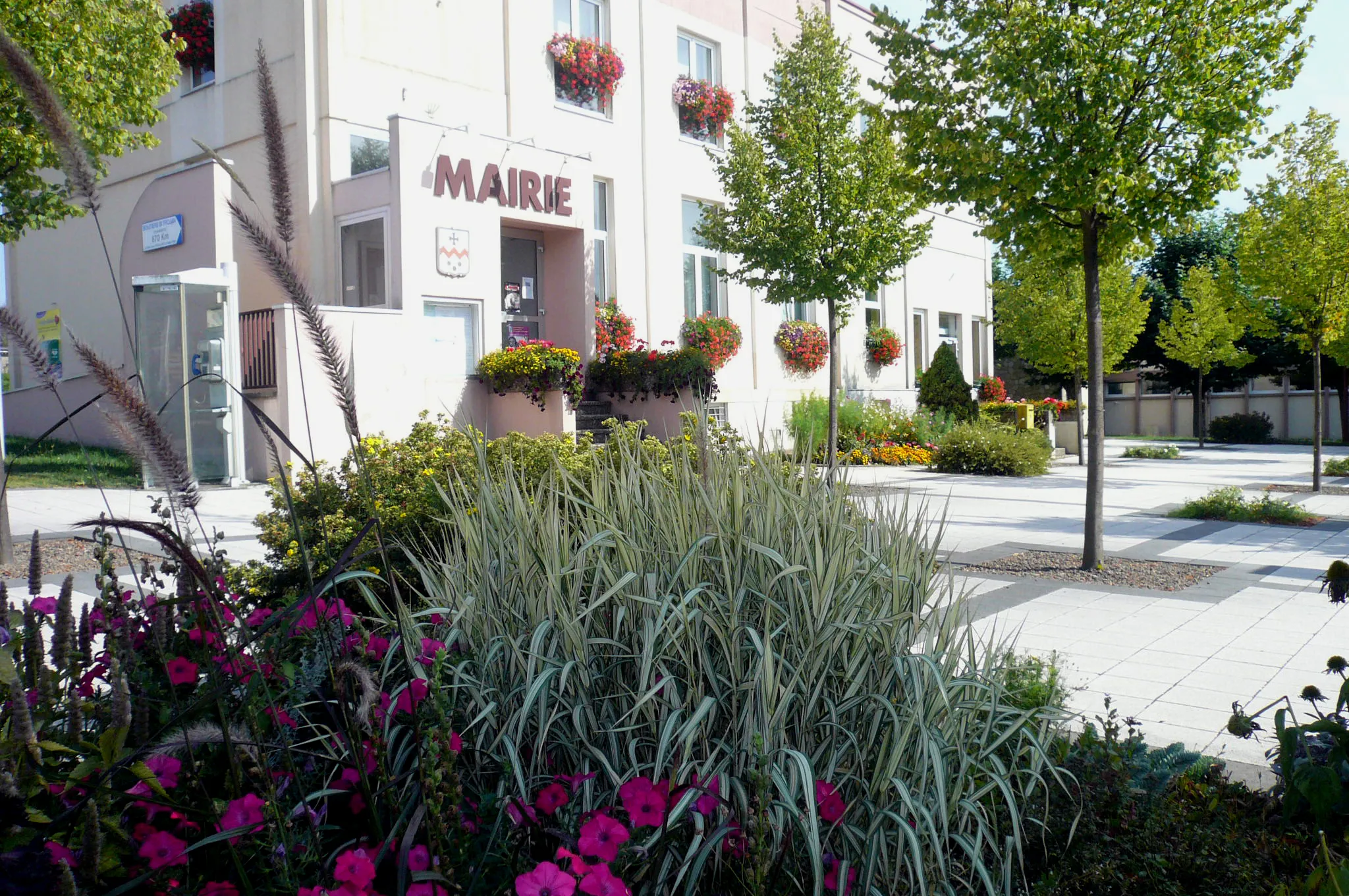 Photo showing: La mairie construite dans les années 60.