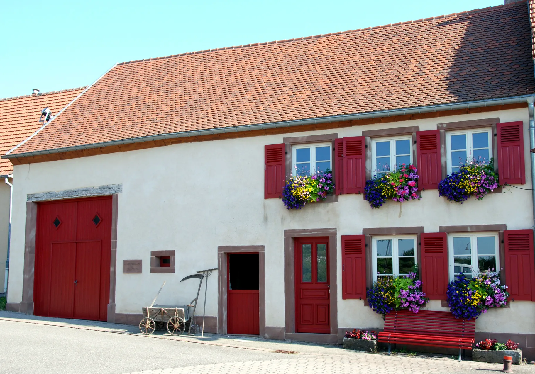 Photo showing: La plus ancienne maison du village construite vers 1790, rachetée par la commune en 2001 et réhabilitée par les Amis de la Maison des Arts et des Traditions