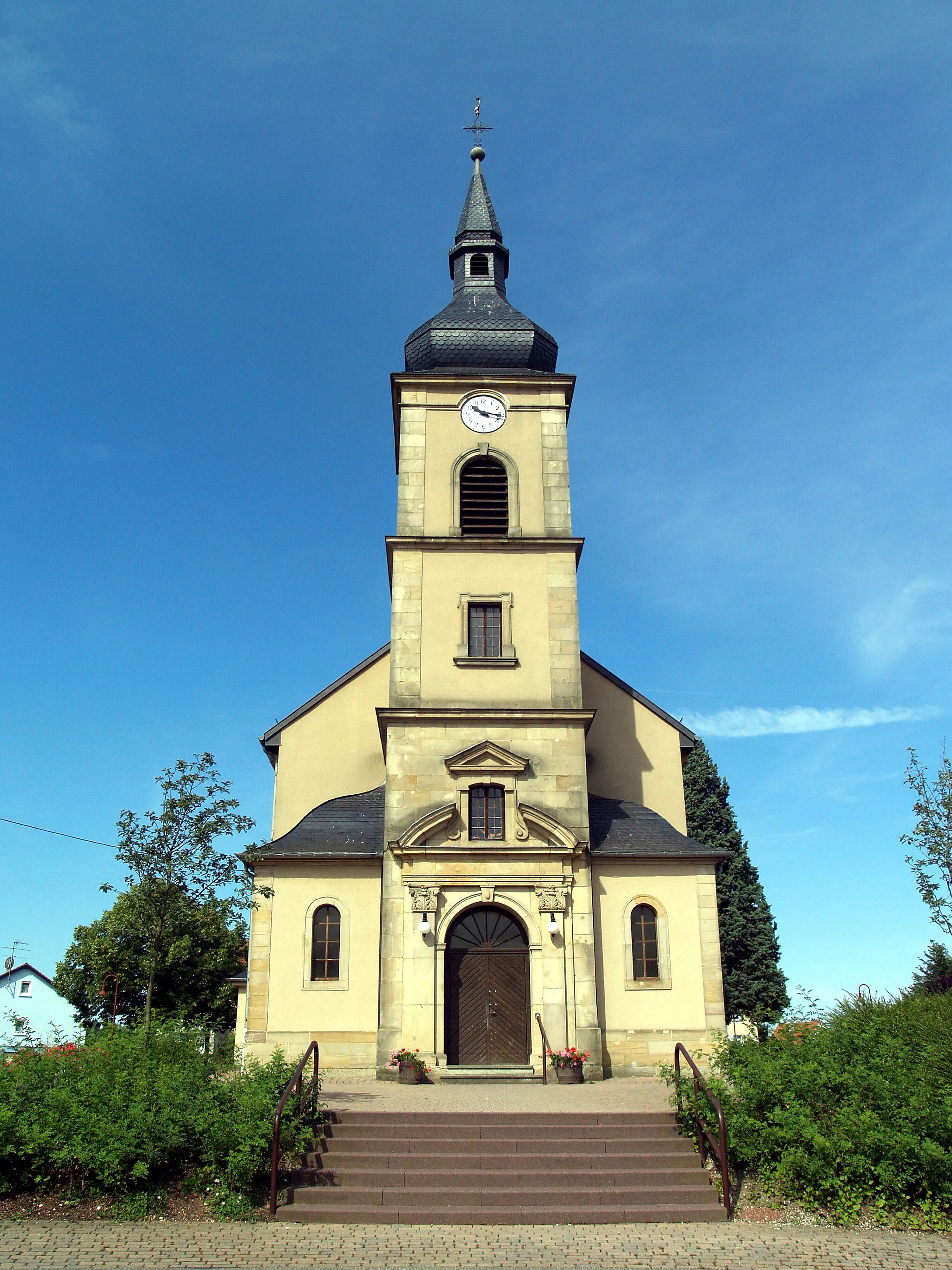 Photo showing: L'église reconstruite après la seconde guerre mondiale