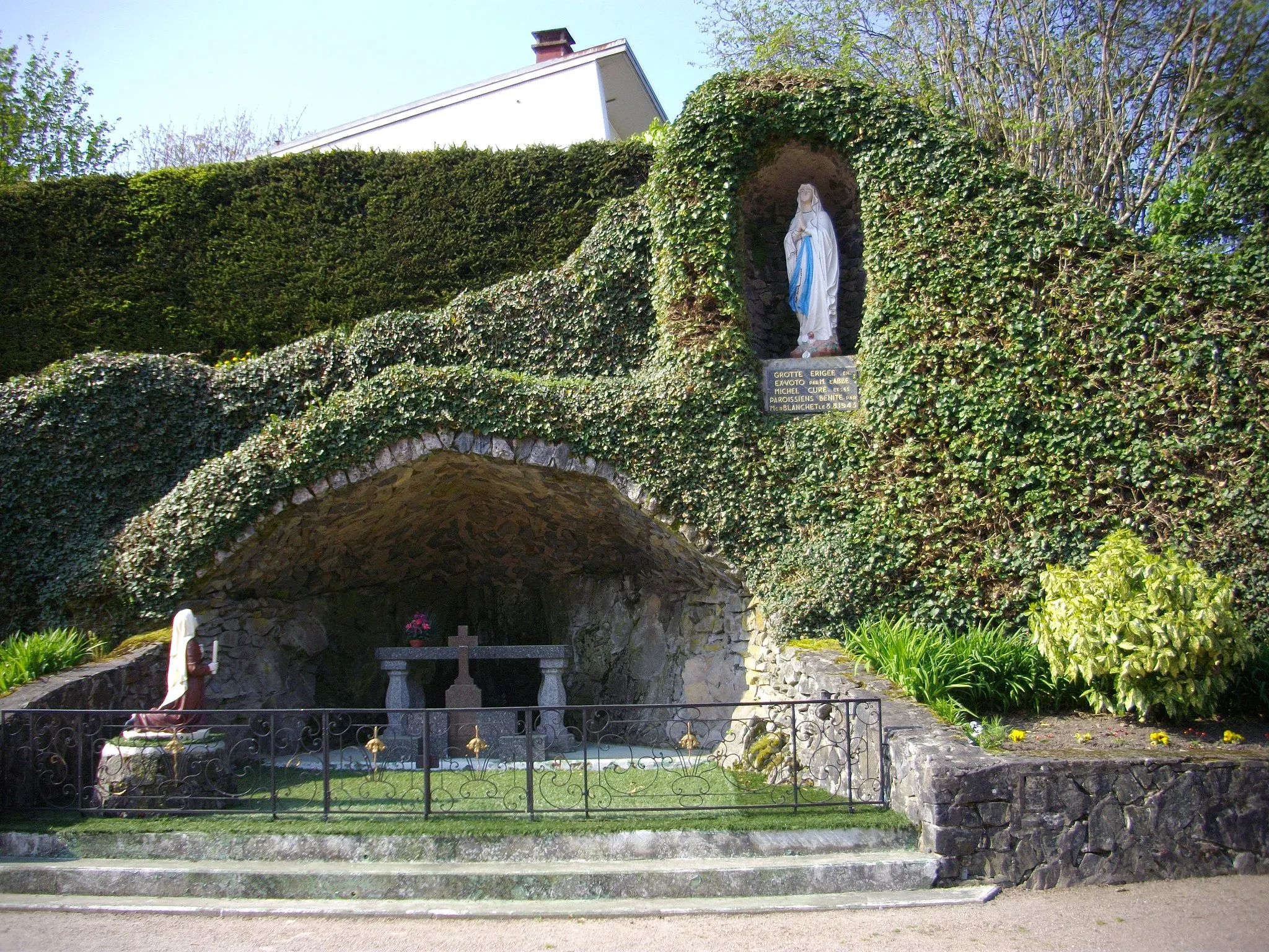 Photo showing: Vosges, Saint-Étienne-lès-Remiremont. Au village, derrière l’église de l’invention de Saint-Étienne (XVIIIe s), consacrée en 1759 : la grotte érigée en ex-voto par M. l'Abbé Michel et ses paroissiens. La grotte a été bénie par Monseigneur Émile Blanchet le 06-06-1943.