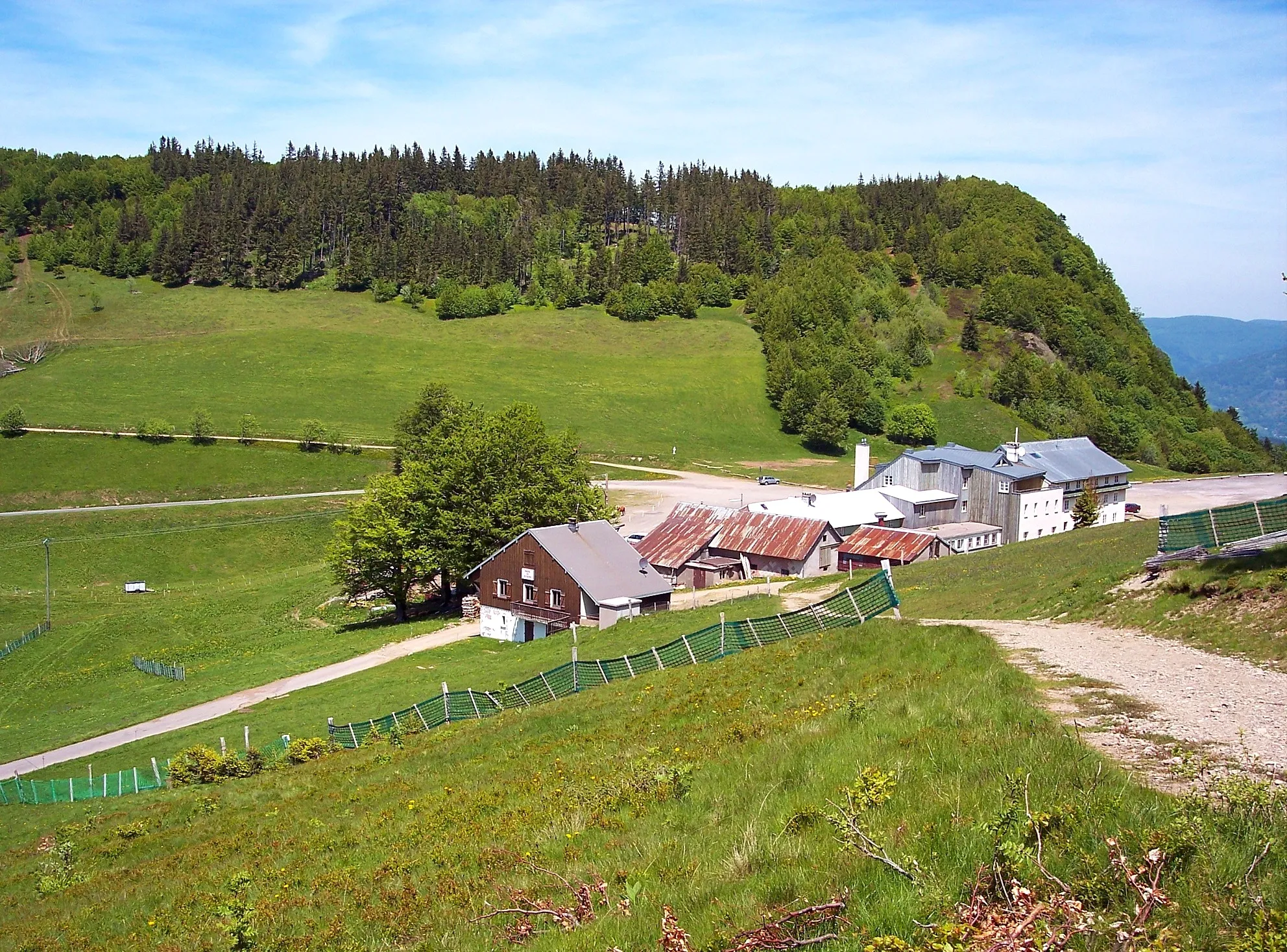 Photo showing: Le Rouge-Gazon. Hôtel-restaurant-refuge-station de ski. Vu en été.  Saint-Maurice-sur-Moselle. Vosges