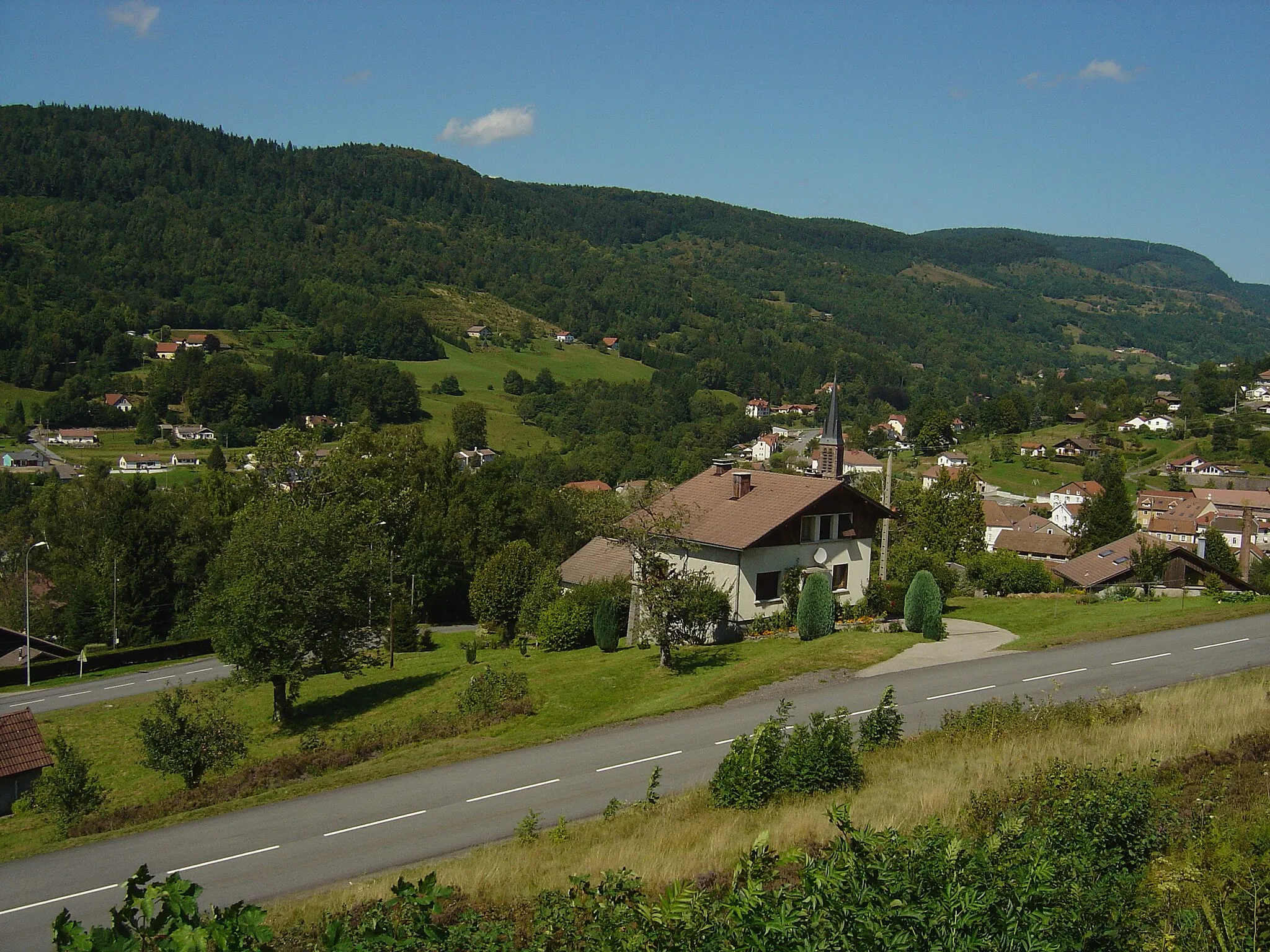 Photo showing: Village de Saint-Maurice-sur-Moselle vu depuis les les premiers lacets du col du Ballon d'Alsace
