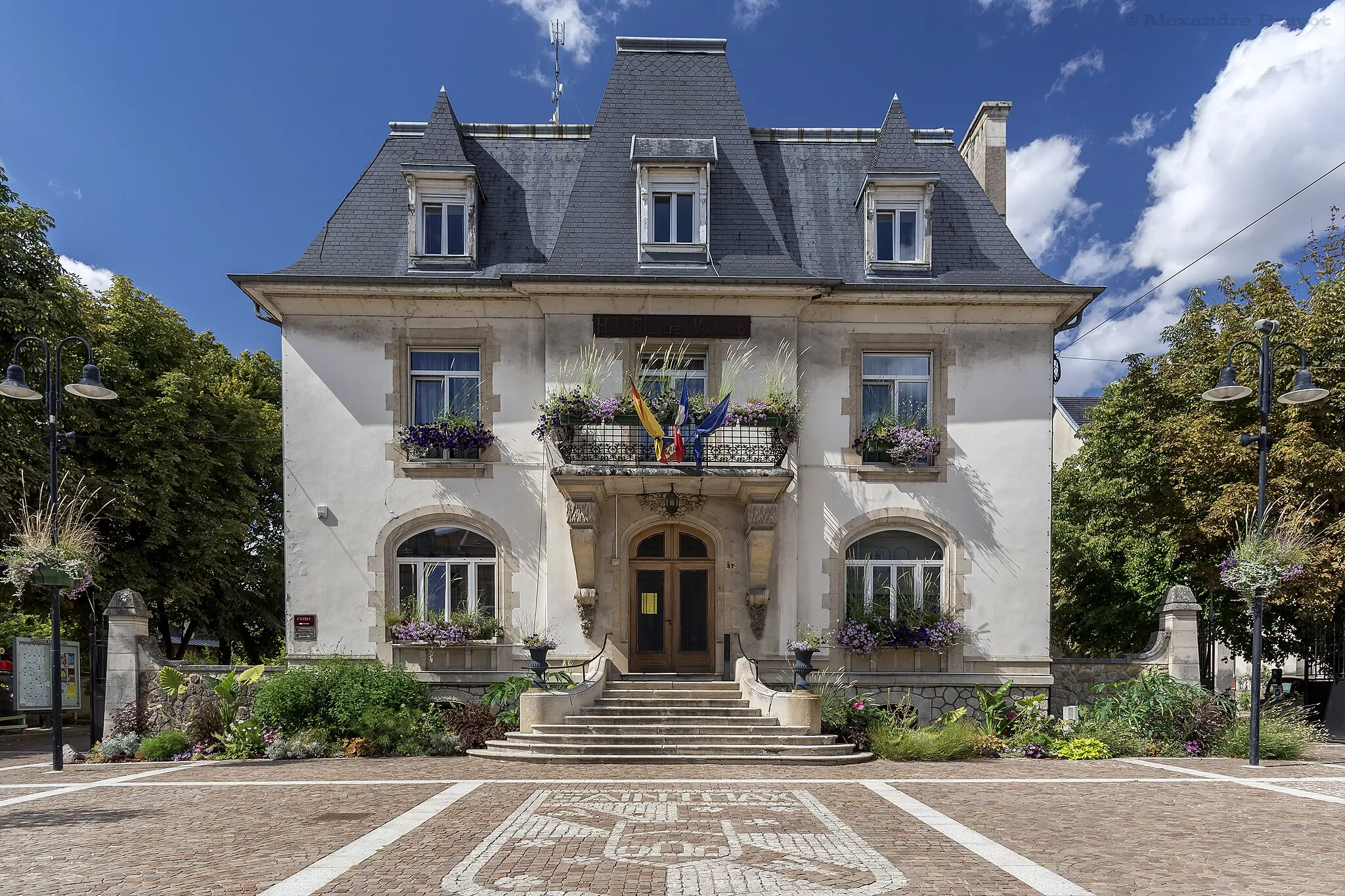 Photo showing: Ancienne maison bourgeoise restructurée en Hôtel de Ville à Saint-Max.
Localisation
Pays : France 🇫🇷
Région : Grand Est (Lorraine)
Département : Meurthe-et-Moselle (54)
Ville : Saint-Max (54130)
Quartier : Centre
Adresse : 37, avenue Carnot
Présentation
Fonction : Administration
Construction : 1906
Restructuration : 1969
Données techniques
Niveaux : R+2

Hauteur : ≈14 m