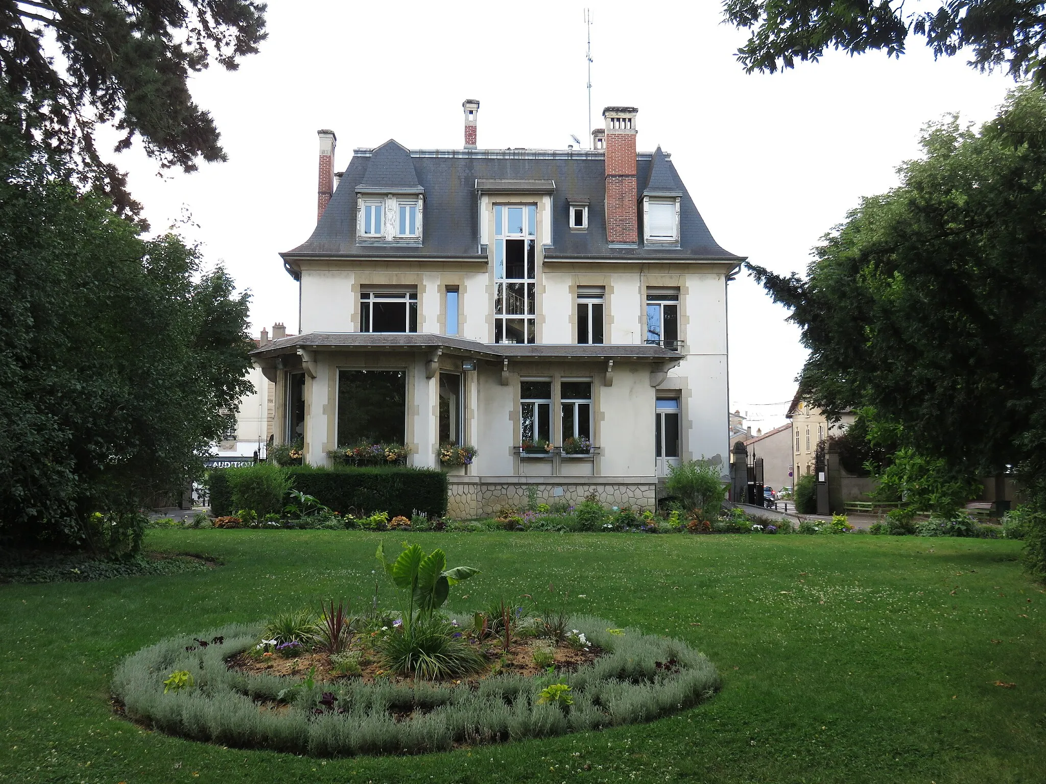 Photo showing: Rear of the City Hall of Saint-Max, France in 2018