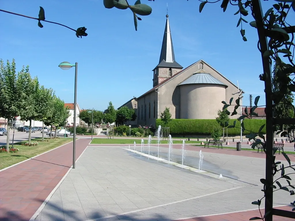 Photo showing: Le centre de Sainte-Marguerite (Vosges).
La rue d'Alsace et l'église.