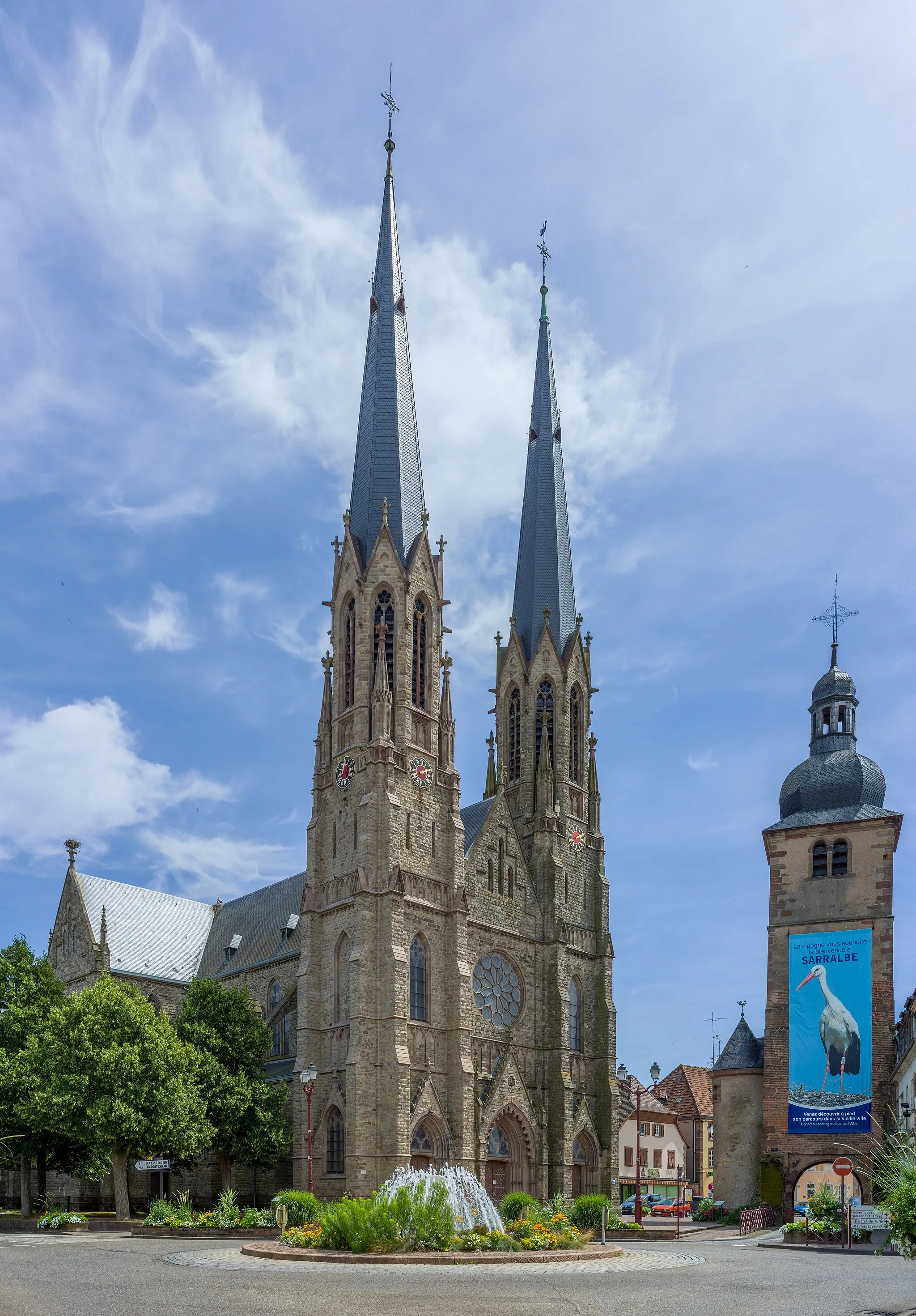 Photo showing: The Église Saint-Martin church and the Albe tower in Sarralbe, France .