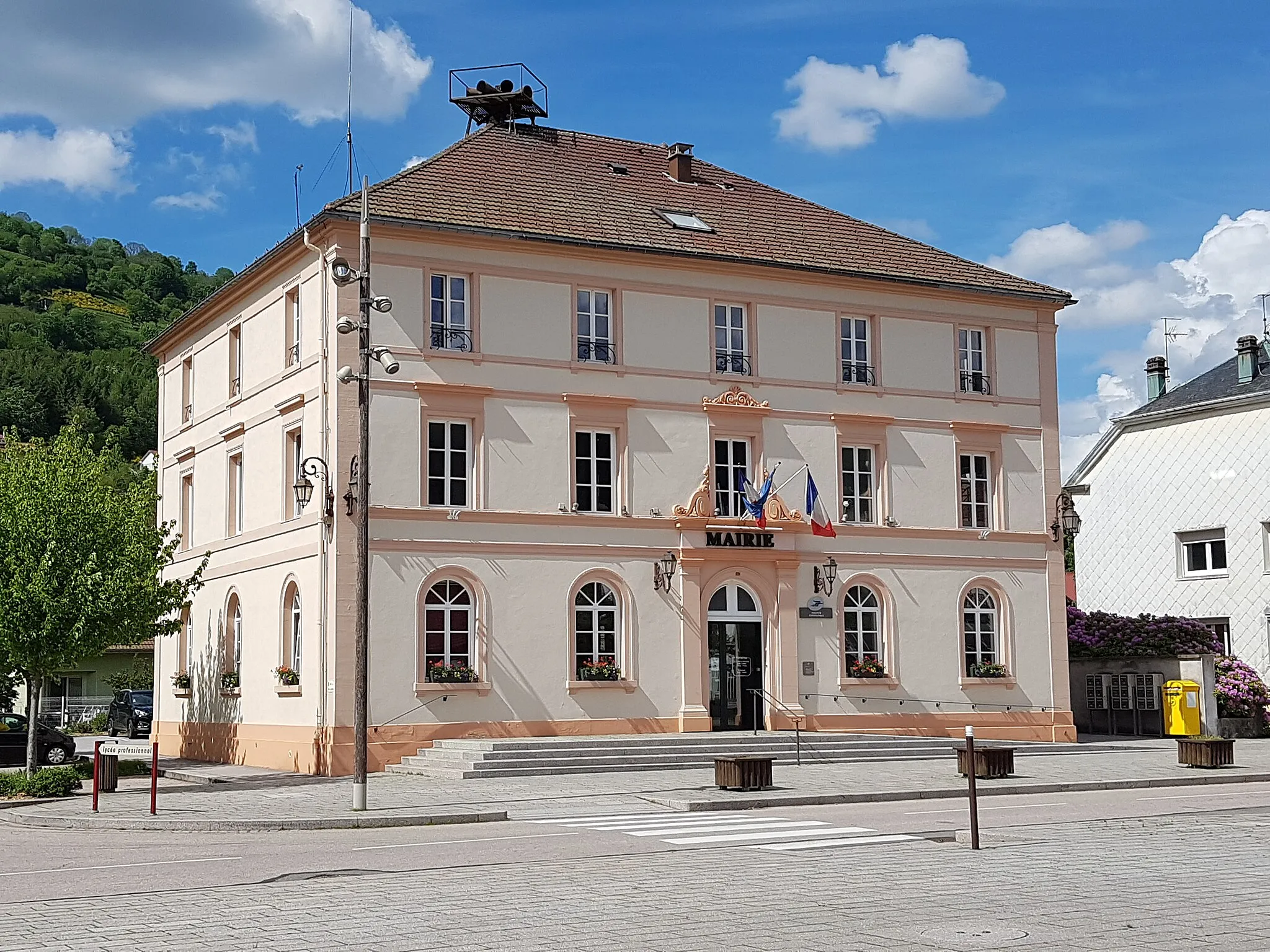 Photo showing: Saulxures-sur-Moselotte : town hall