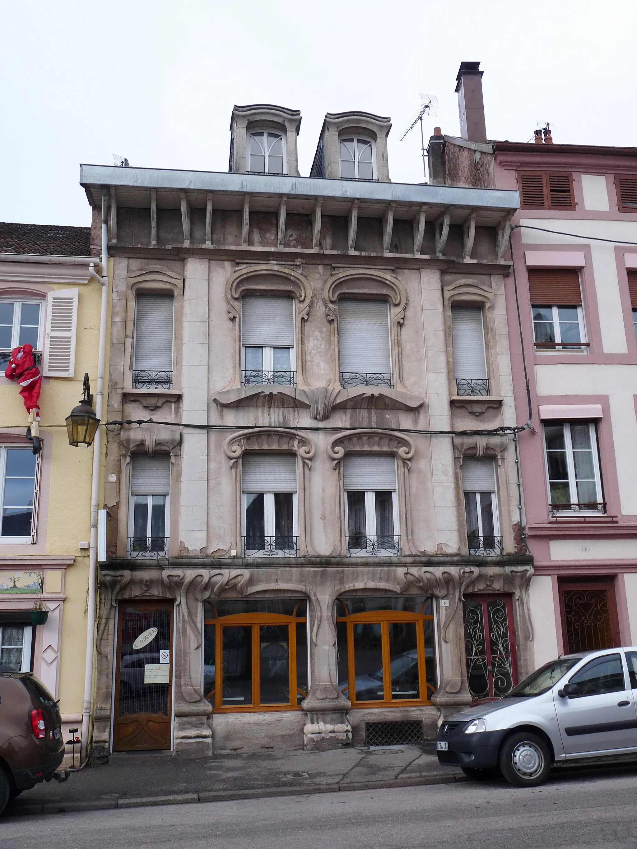 Photo showing: Senones (Vosges), 5 rue du 1er-Bataillon : maison de style Art Nouveau. Façade et toiture inscrites aux MH en 1975.