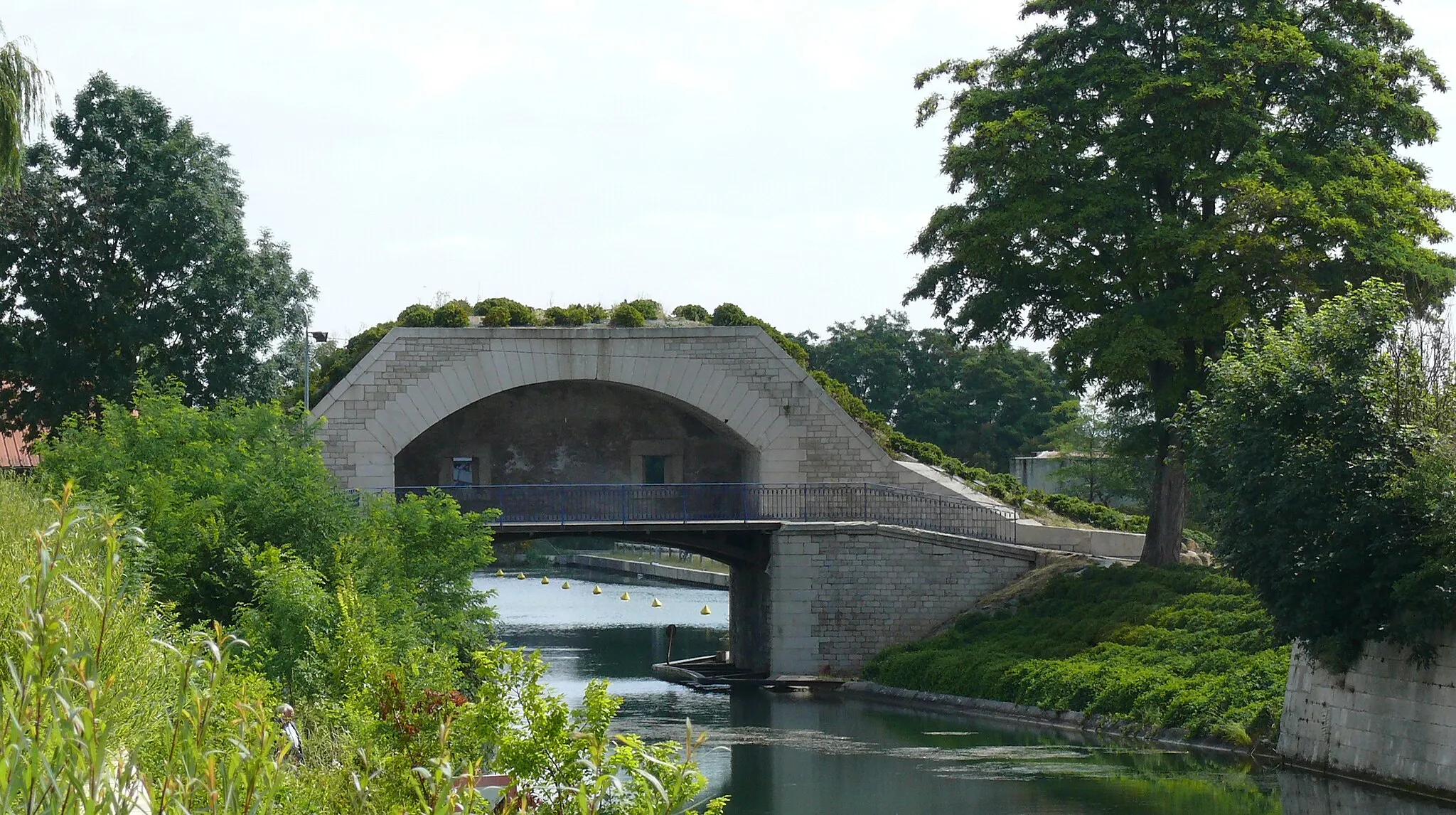 Photo showing: Cannoniere part of the fortification, over the canal Marne au Rhin, in Toul designed to  defend the access to the city.