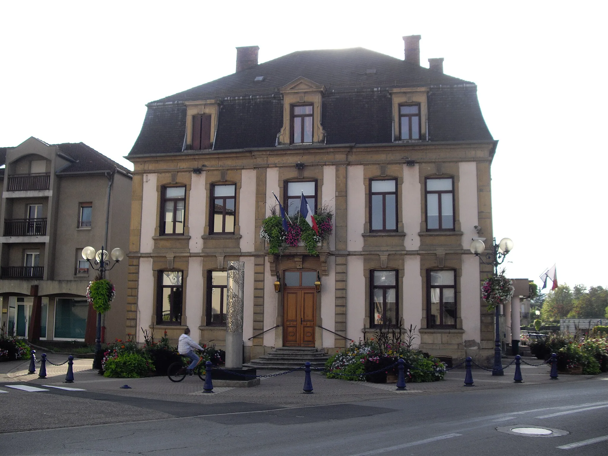 Photo showing: The town hall of Uckange, Moselle, France.