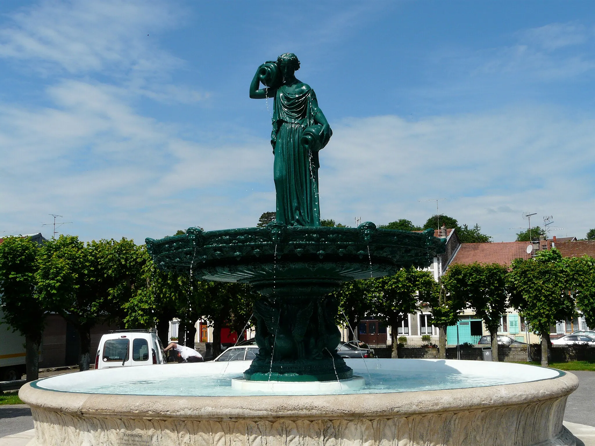 Photo showing: La fontaine de la place Cugnot à Void-vacon (Meuse, France)
Les deux urnes symbolisent la rencontre de la Meuse et de son affluent la Méholle