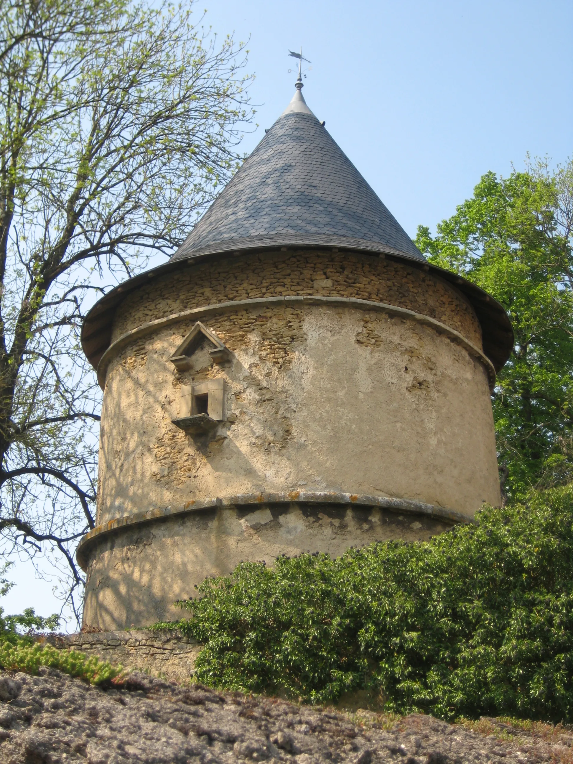 Photo showing: le pigeonnier du château