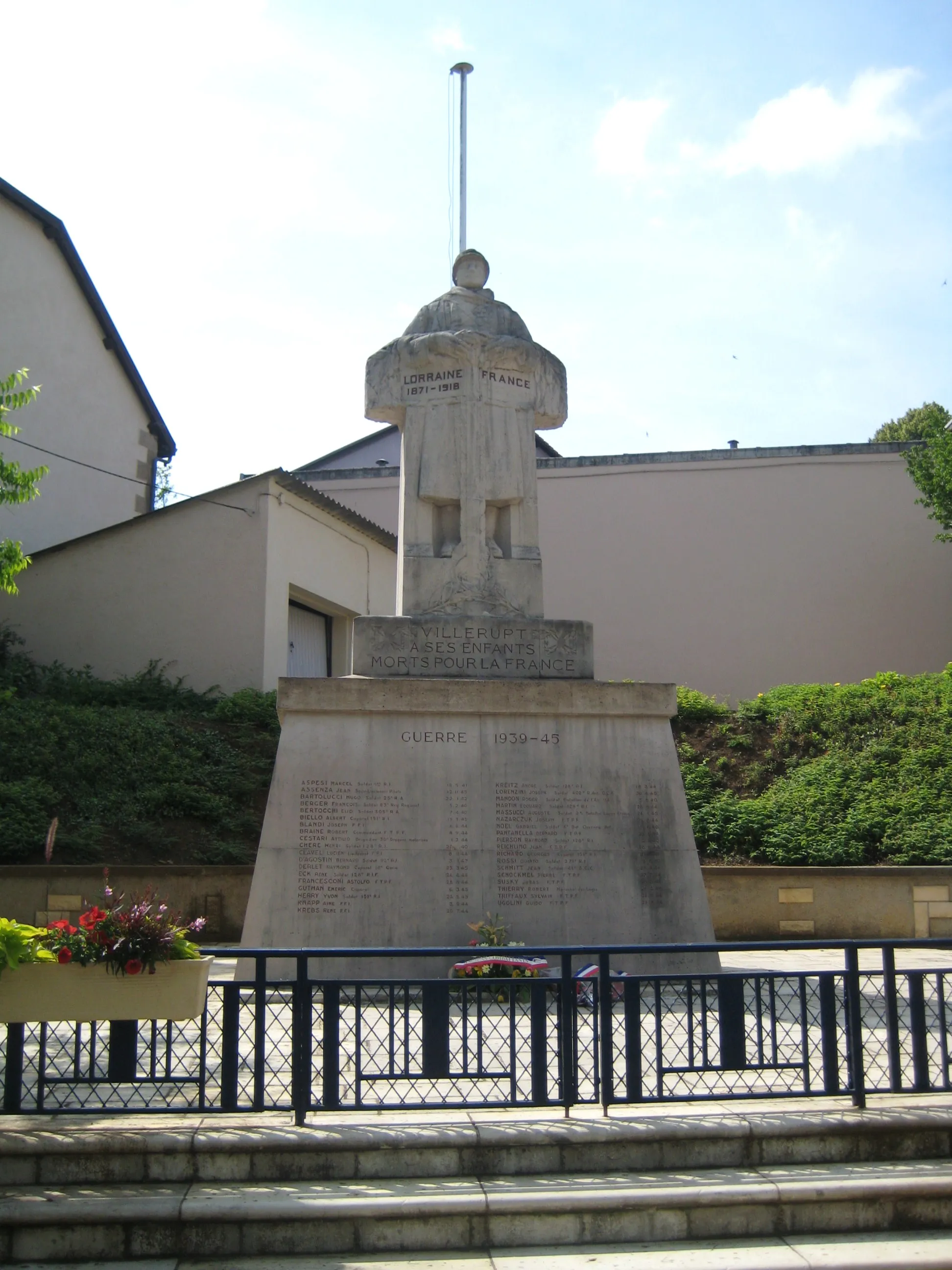 Photo showing: DescriptionMonument aux Morts de Villerupt.jpg

Monument aux Morts de Villerupt
Date

26 June 2009
Source

mon appareil photo
Author

Aimelaime