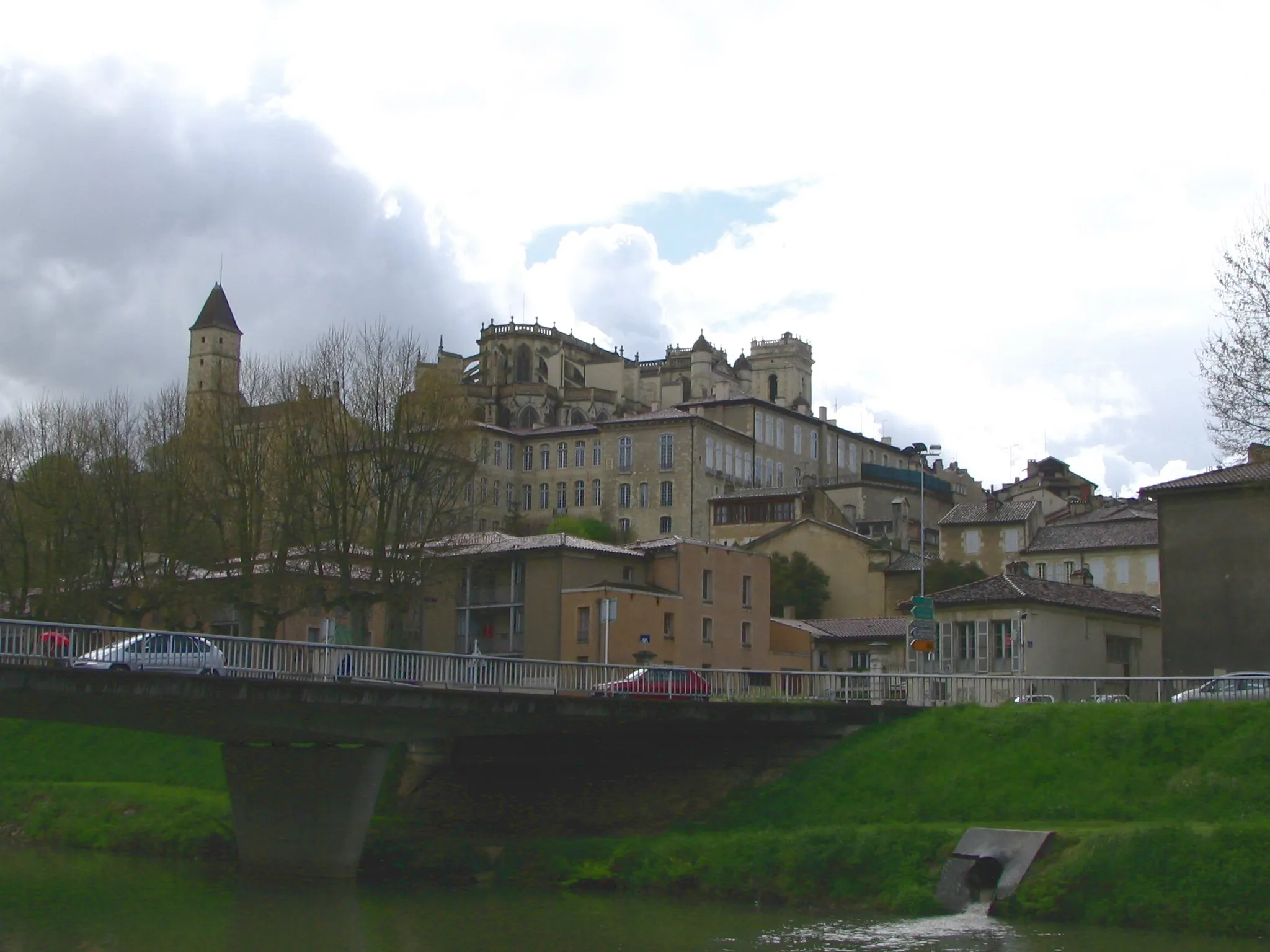 Photo showing: La Haute ville d'Auch (centre historique) depuis le Gers, on y voit la nef de la cathédrale Sainte-Marie en haut, et la tour d'Armagnac sur la gauche.
