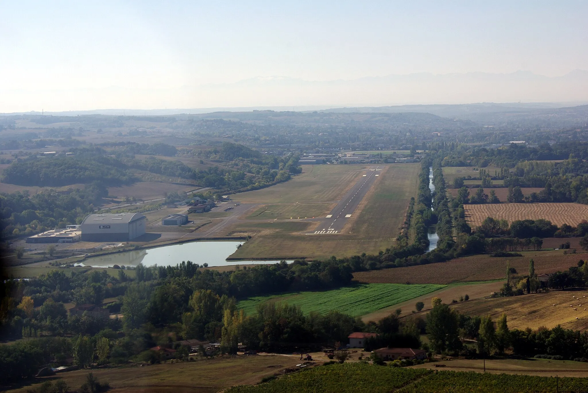 Photo showing: Arrivée sur l'aérodrome d'Auch (Gers, France).