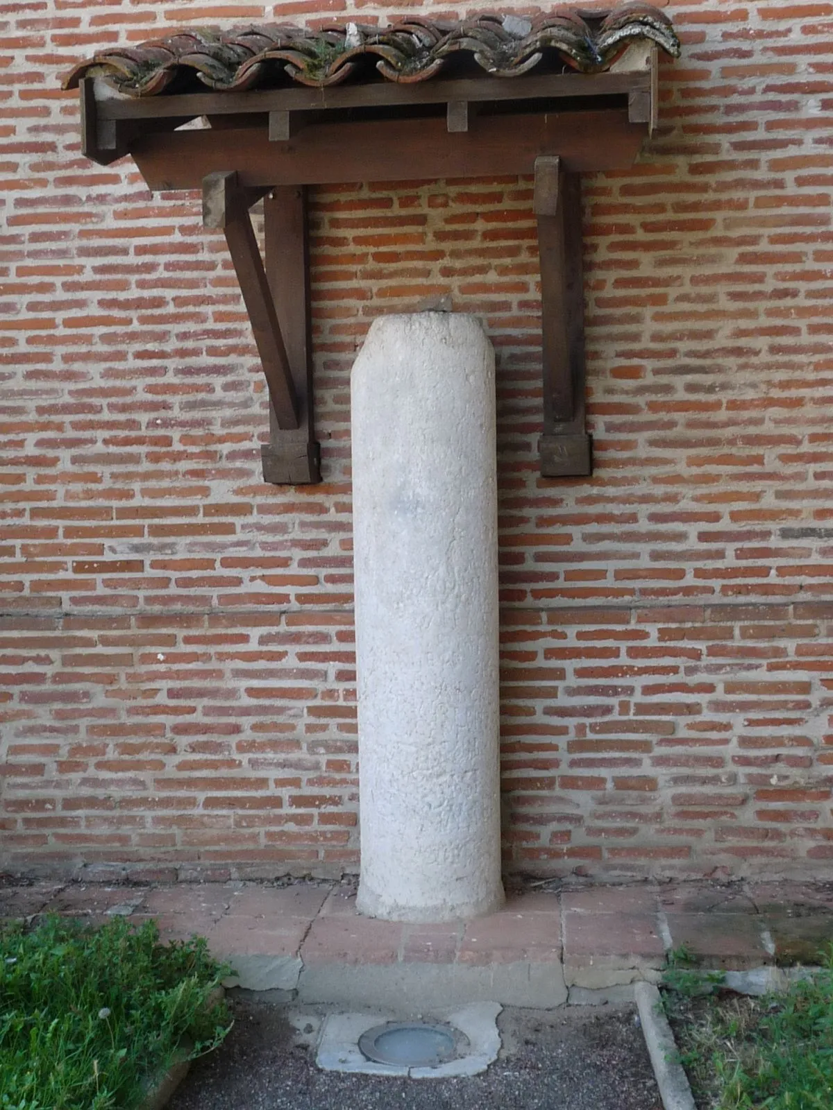 Photo showing: Ancienne borne milliaire  (voie d'Aquitaine), église d'Ayguesvives, Haute-Garonne, France