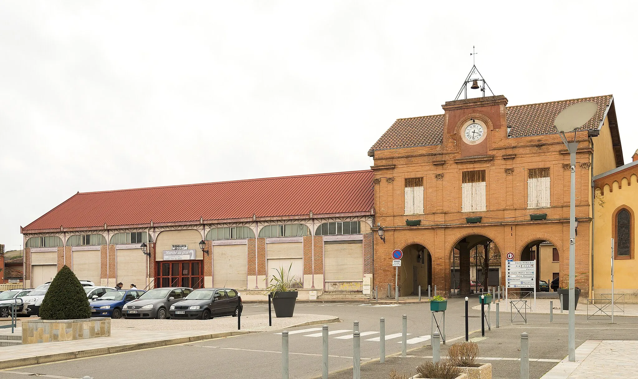 Photo showing: Bessières, Haute-Garonne. Market halls.