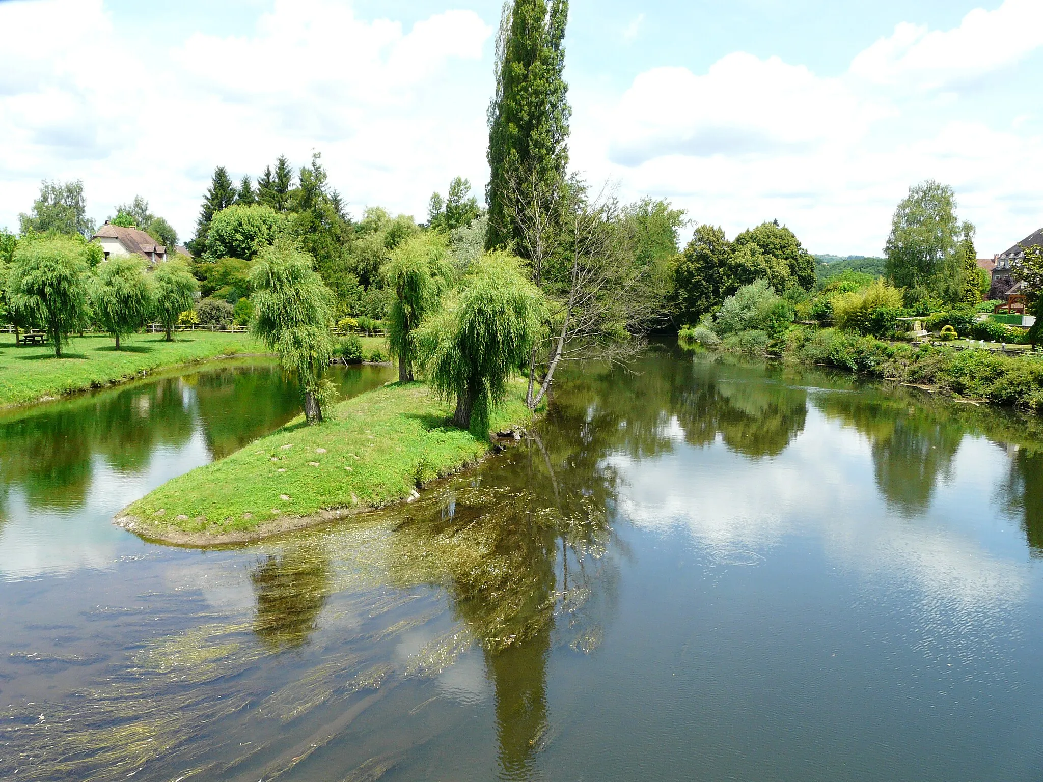 Photo showing: La Cère en amont du pont de la route départementale 940, entre Biars-sur-Cère (à gauche) et Bretenoux (à droite), Lot, France.