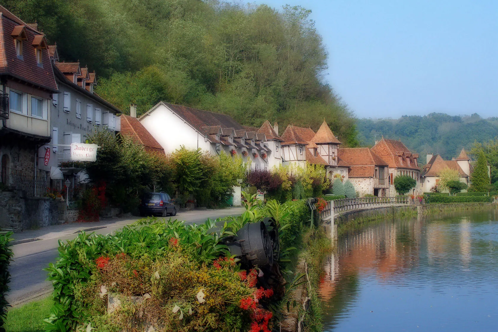 Photo showing: The pretty village of Gagnac-sur-Cère, in France's Lot Region