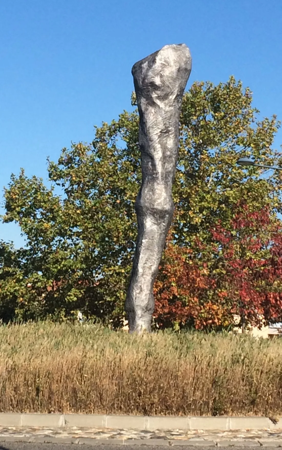 Photo showing: Place du Relais, le 'Pied de Cheval' de Daniel Coulet, installé en octobre 2010 sur le trajet du tramway (Blagnac, fonte d'aluminium de six mètres de haut).