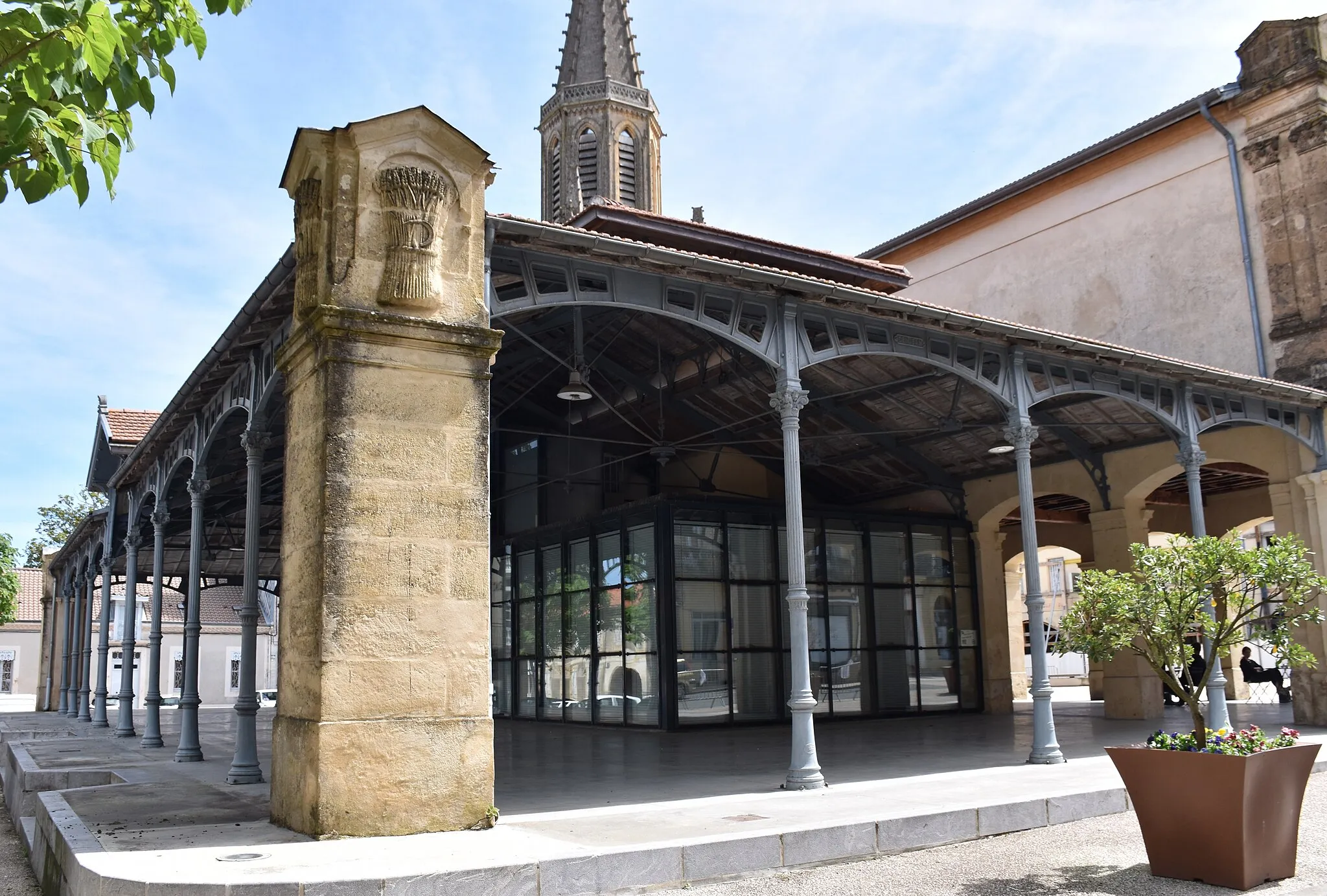 Photo showing: La halle aux grains