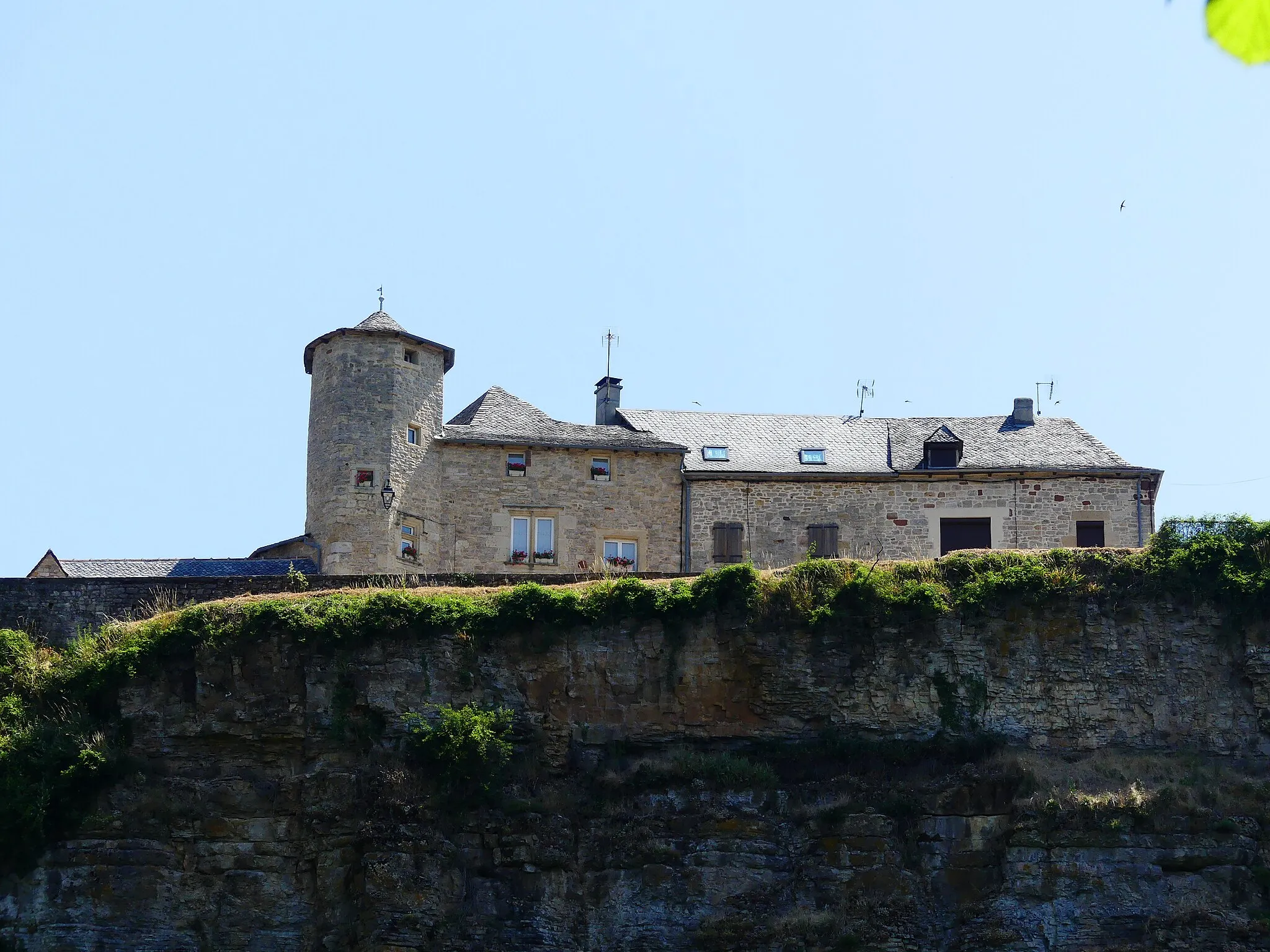 Photo showing: Bâtiment au bord du trou de Bozouls, Aveyron, France.