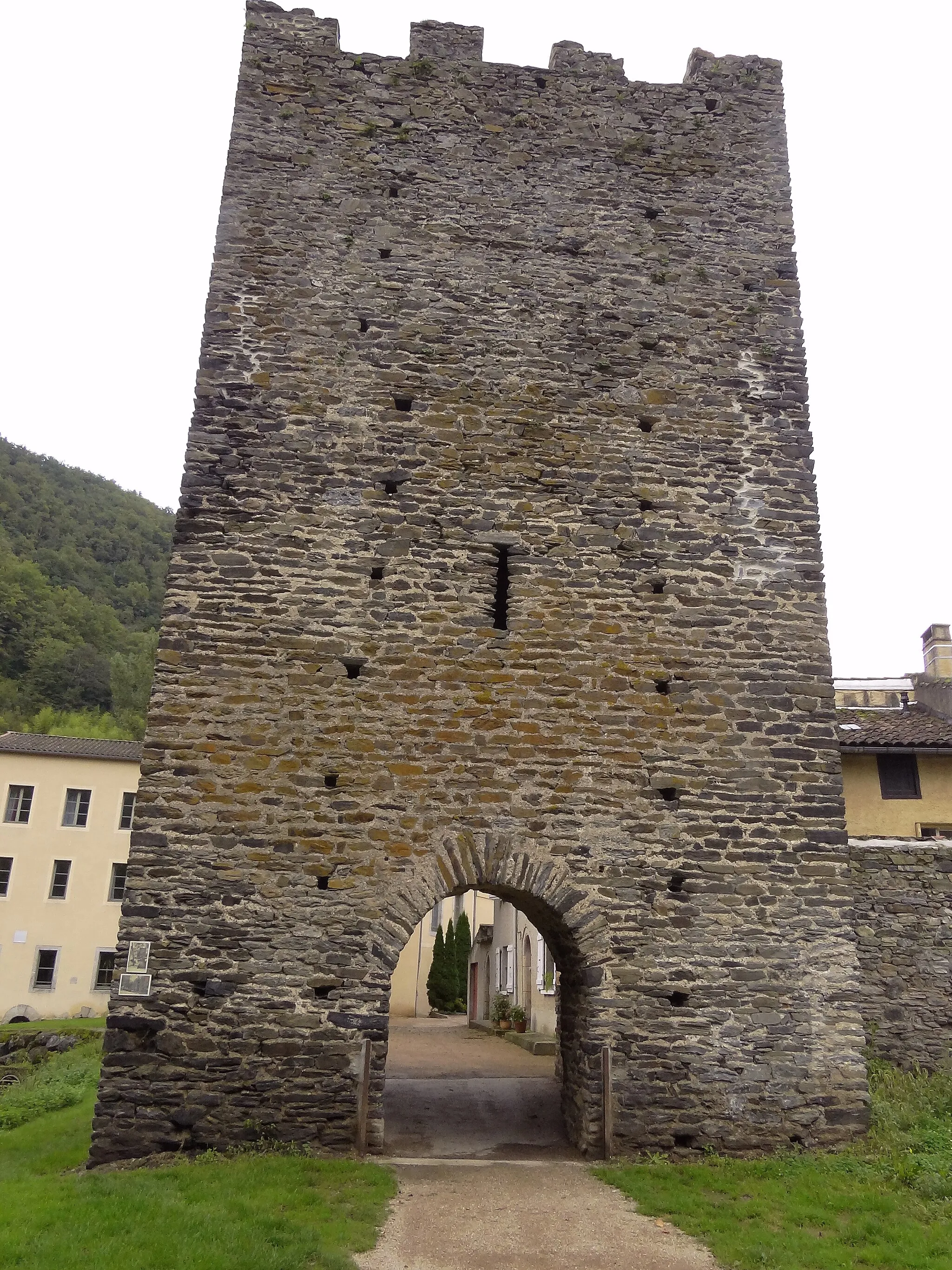 Photo showing: This building is indexed in the base Mérimée, a database of architectural heritage maintained by the French Ministry of Culture, under the reference PA00095492 .