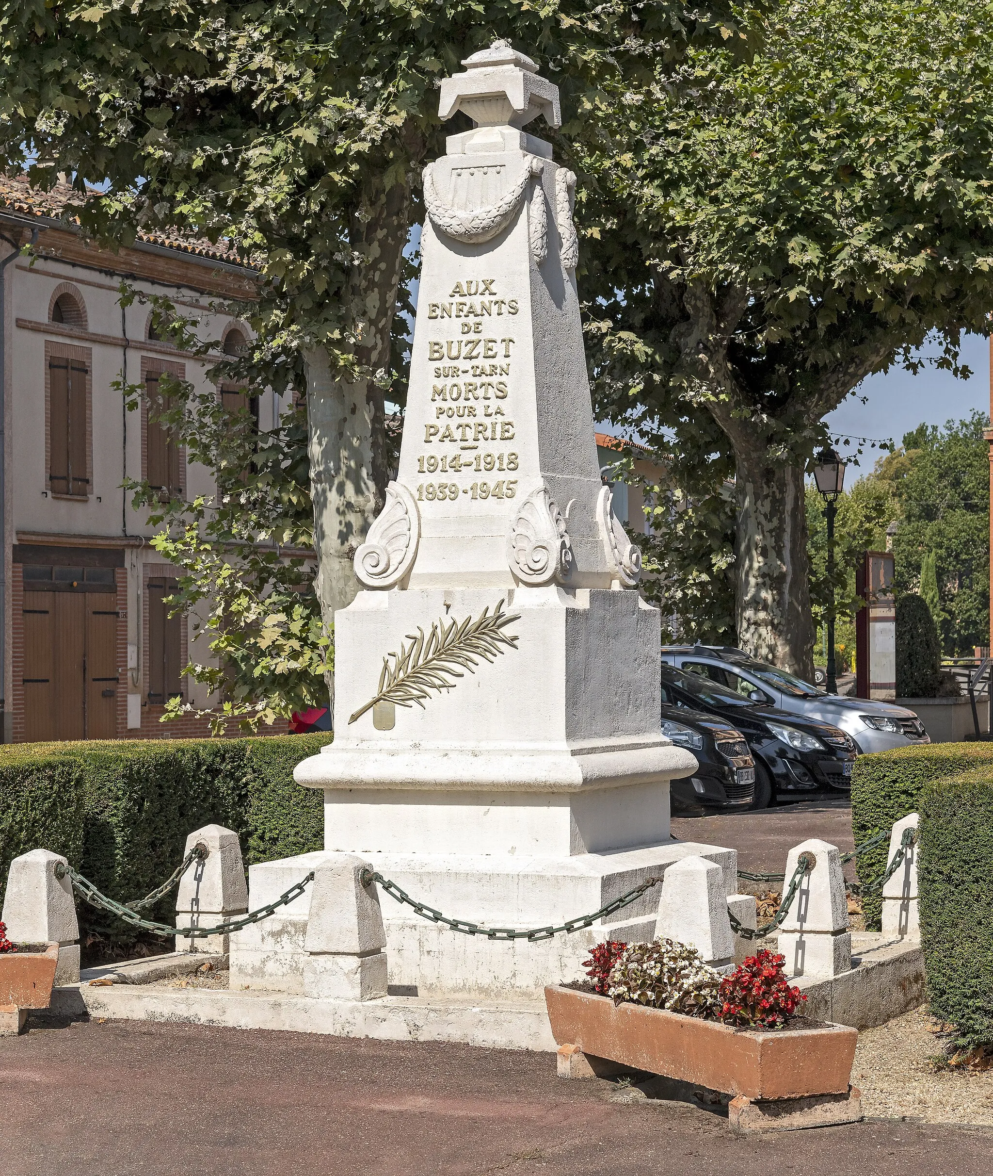 Photo showing: War memorial - Buzet-sur-Tarn, France