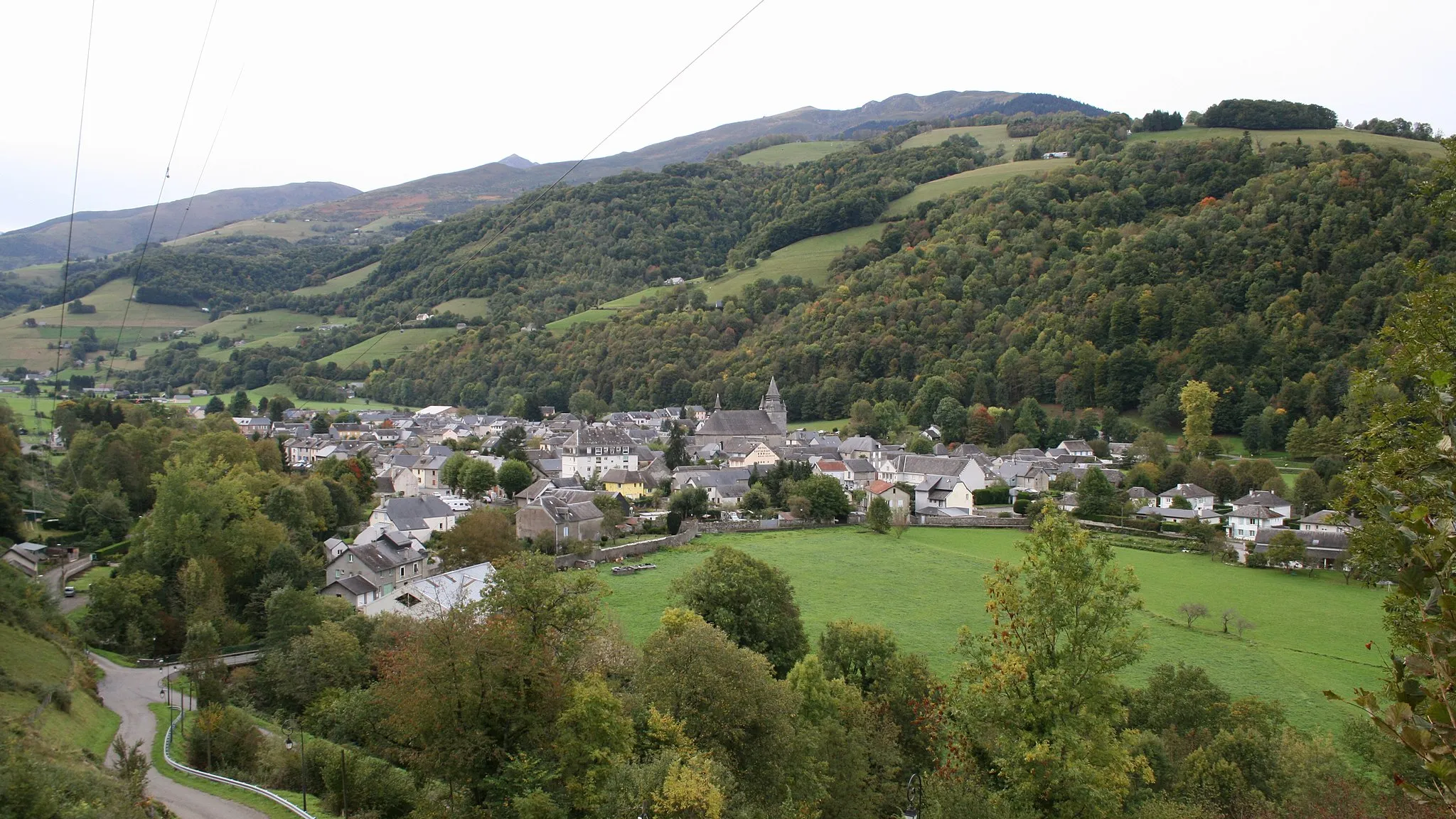 Photo showing: Vue du bourg de Campan, depuis le quartier du Pleu de l'Abereu