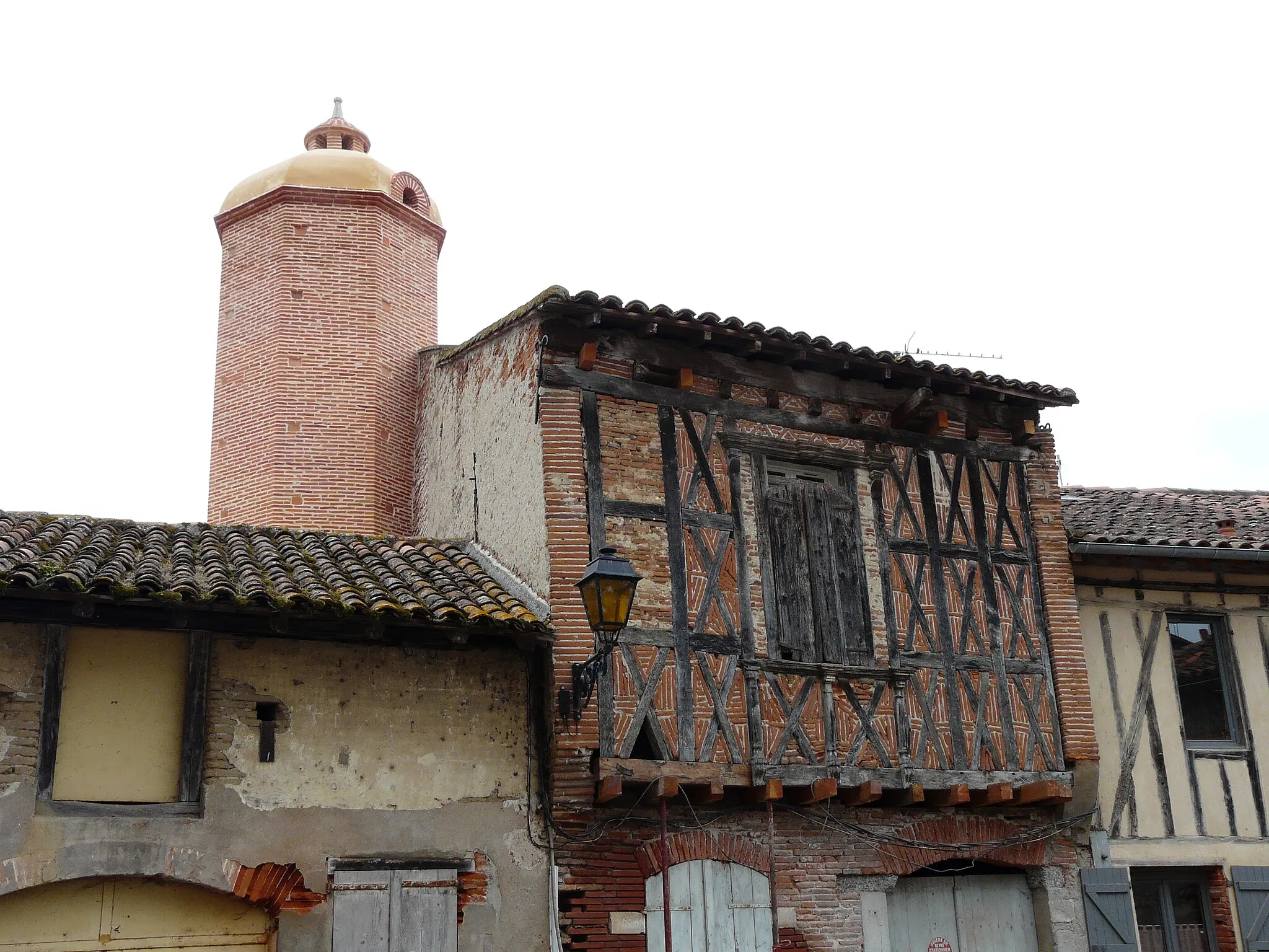 Photo showing: Maison à colombages et colombier appelé « tour du Gouverneur », place du Bariot, Carbonne, Haute-Garonne, France.