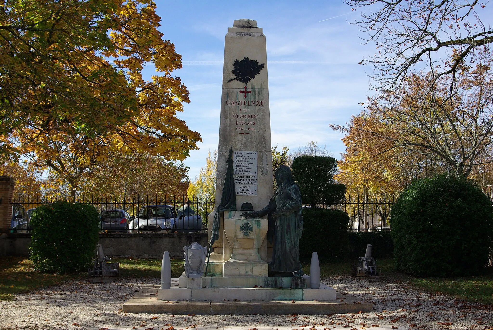 Photo showing: War memorial of Castelnau-Montratier (Lot, France).