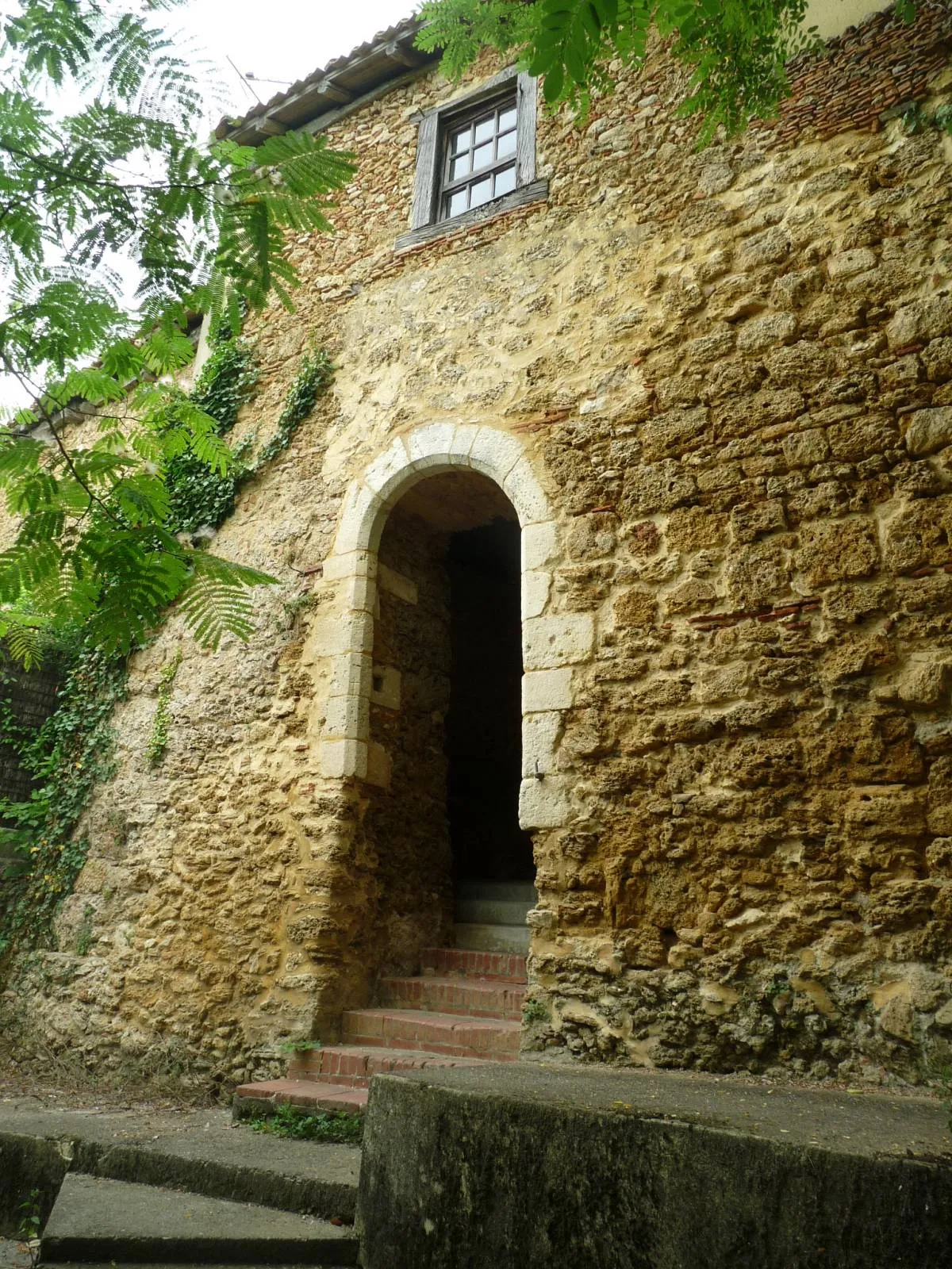 Photo showing: porte d'Uzan vue du sud, Cazaubon, Gers, France