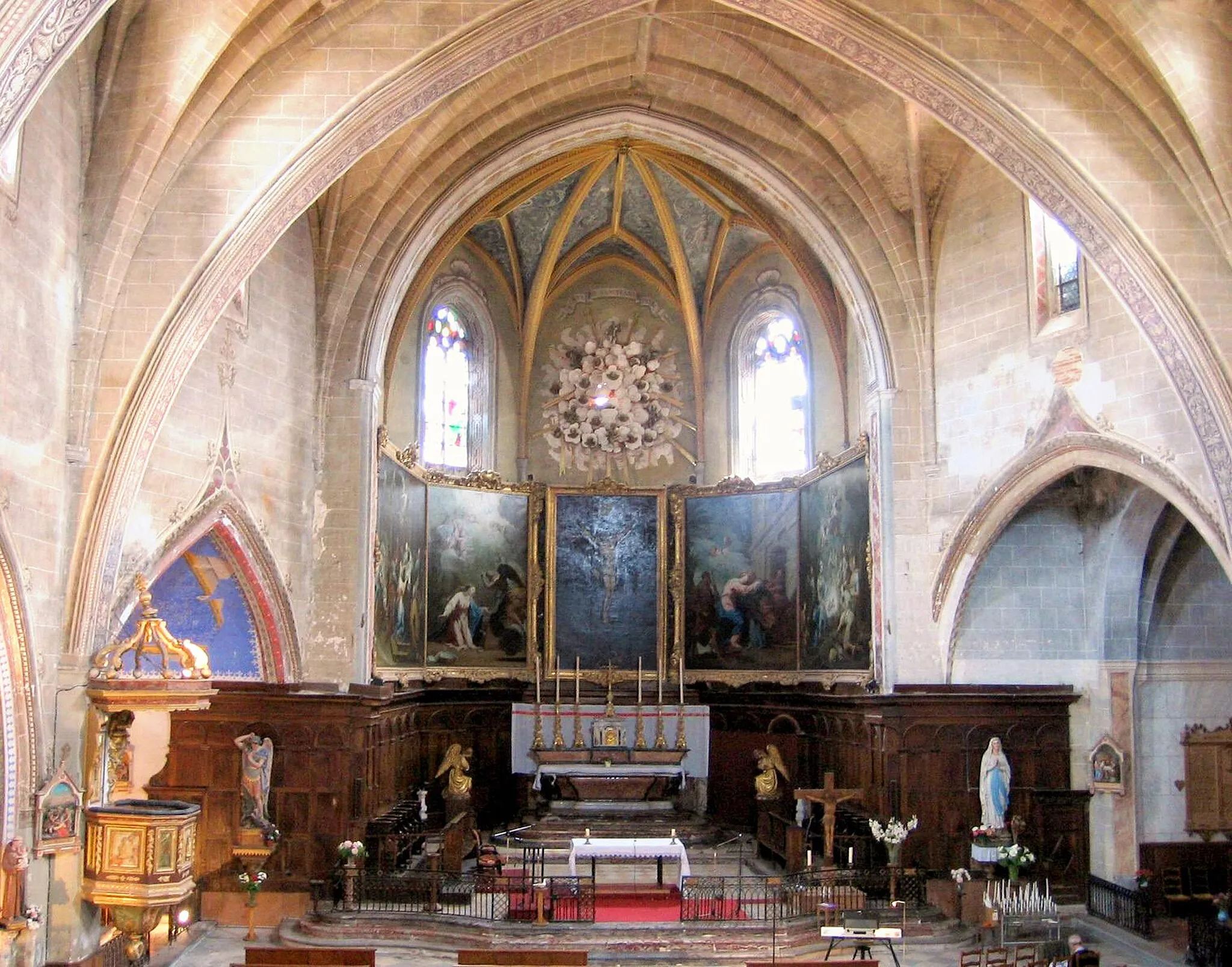 Photo showing: Choeur pentagonal de l'église Sainte-Marie de Cintegabelle. Au centre, la cruxifixion par le peintre Jean Michel (1700) et les tableaux de Despax provenant de l'Abbaye de Boulbonne (XVIIIe).
