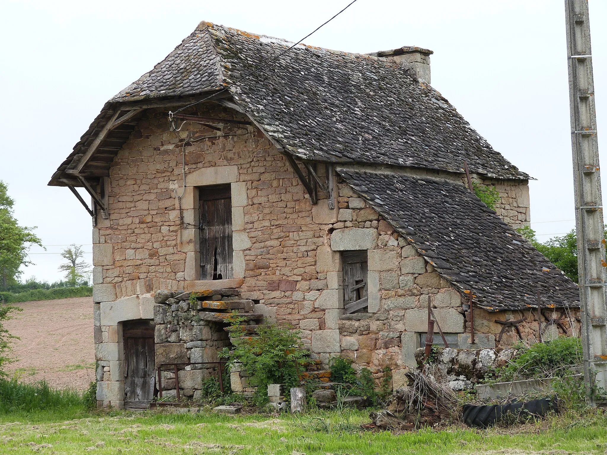 Photo showing: Vieille maison en bordure de la D85, au hameau de Lagarrigue (Druelle, Aveyron)